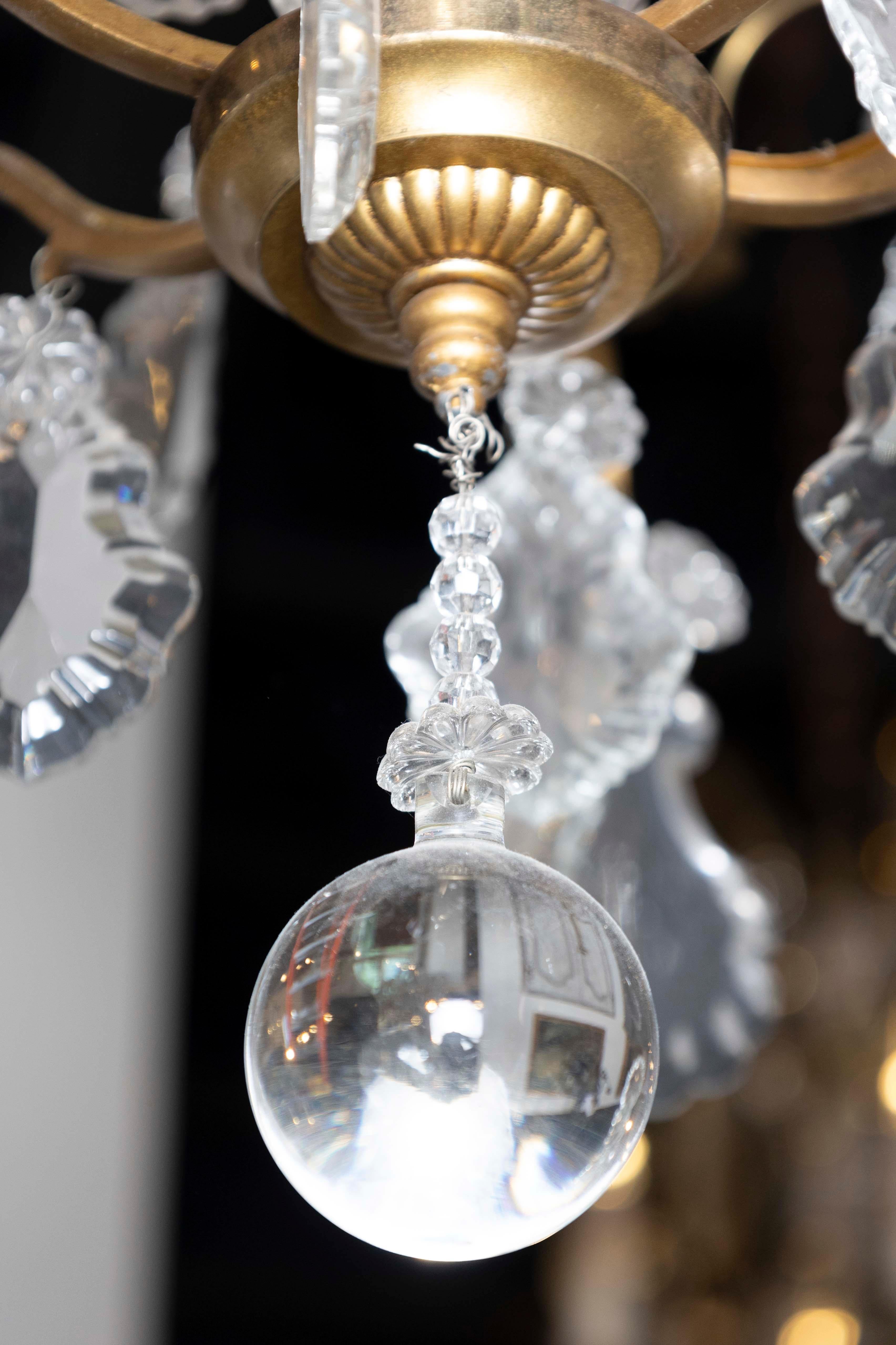 Lampadario francese a sei luci in cristallo del 1890 con armatura in ottone e pendoloques in vendita 5
