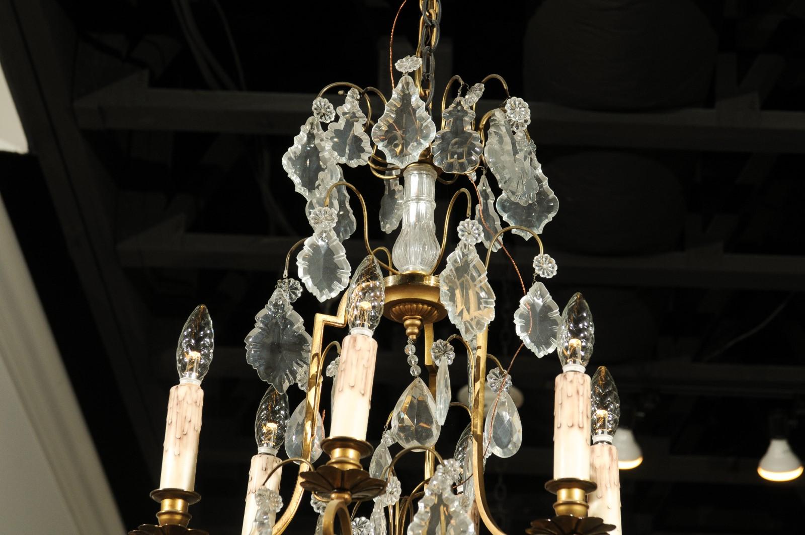 Français Lustre français à six lumières en cristal des années 1890 avec armoiries et pendeloques en laiton en vente