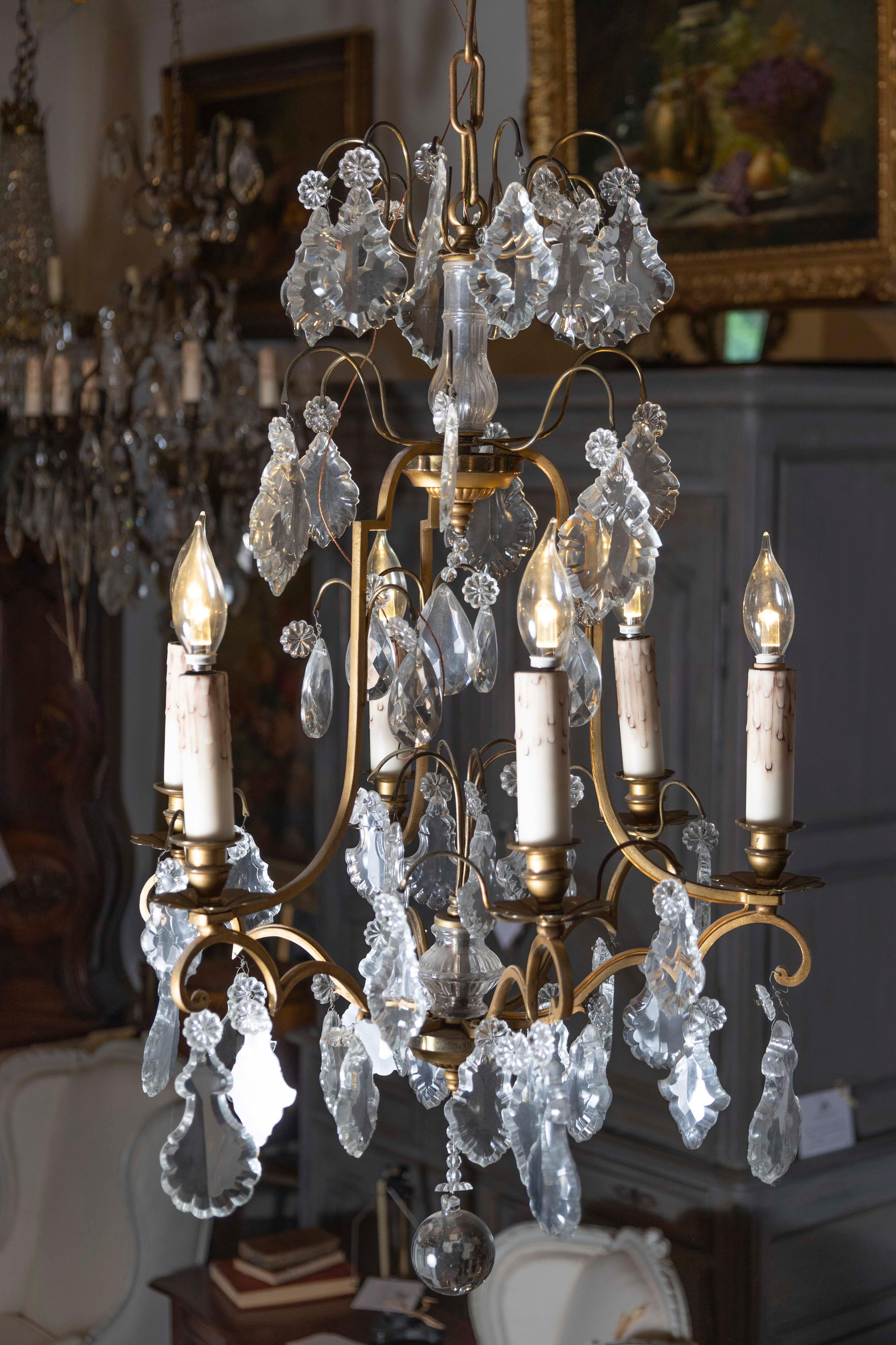 Francese Lampadario francese a sei luci in cristallo del 1890 con armatura in ottone e pendoloques in vendita