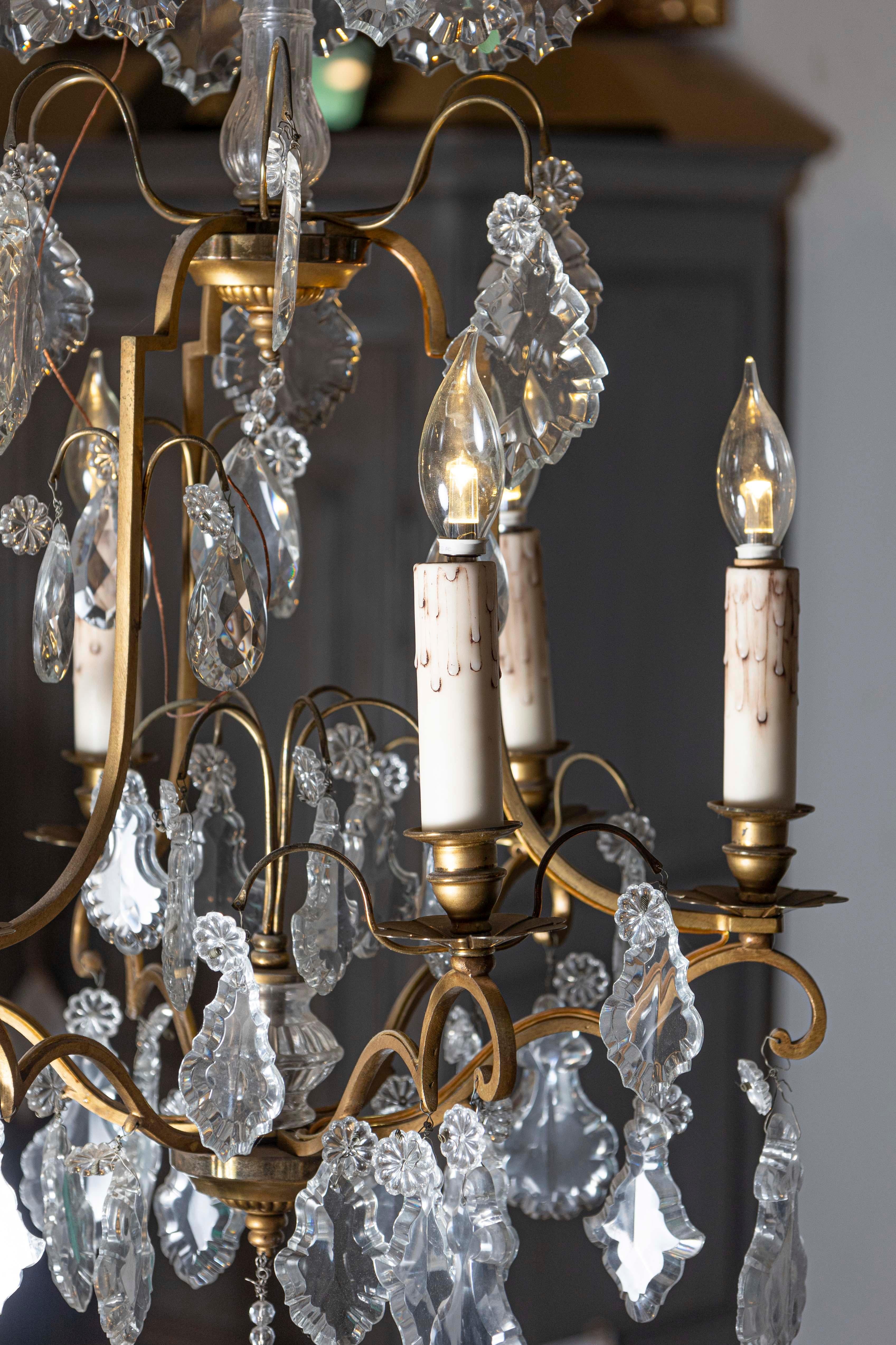 Lampadario francese a sei luci in cristallo del 1890 con armatura in ottone e pendoloques In condizioni buone in vendita a Atlanta, GA