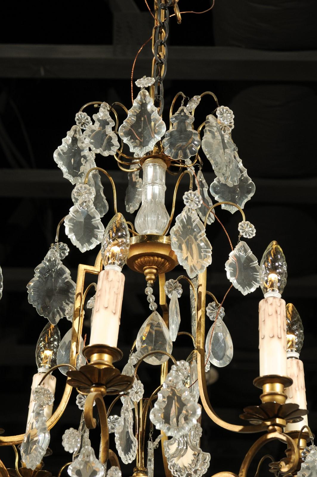 Laiton Lustre français à six lumières en cristal des années 1890 avec armoiries et pendeloques en laiton en vente