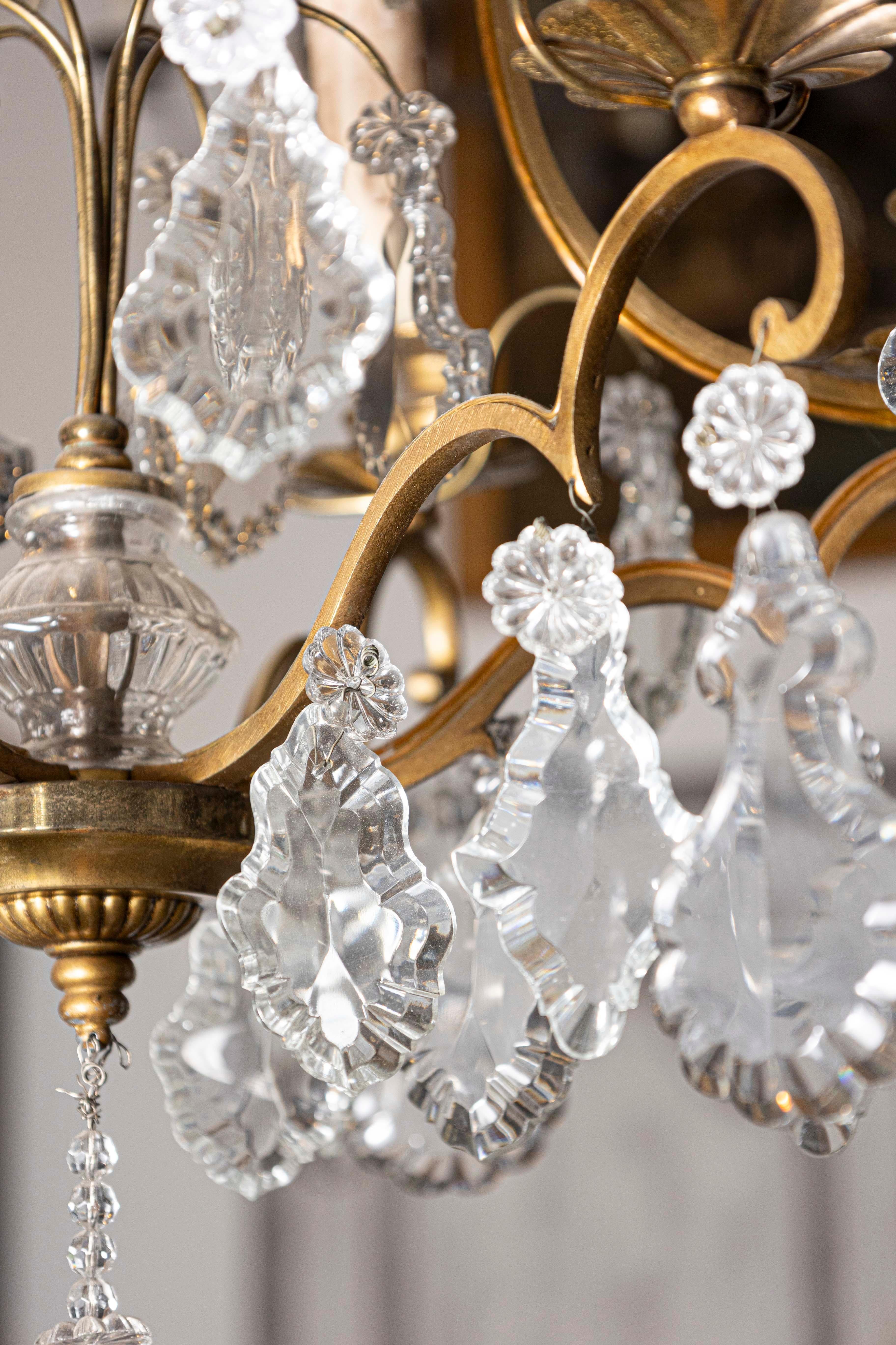 Ottone Lampadario francese a sei luci in cristallo del 1890 con armatura in ottone e pendoloques in vendita