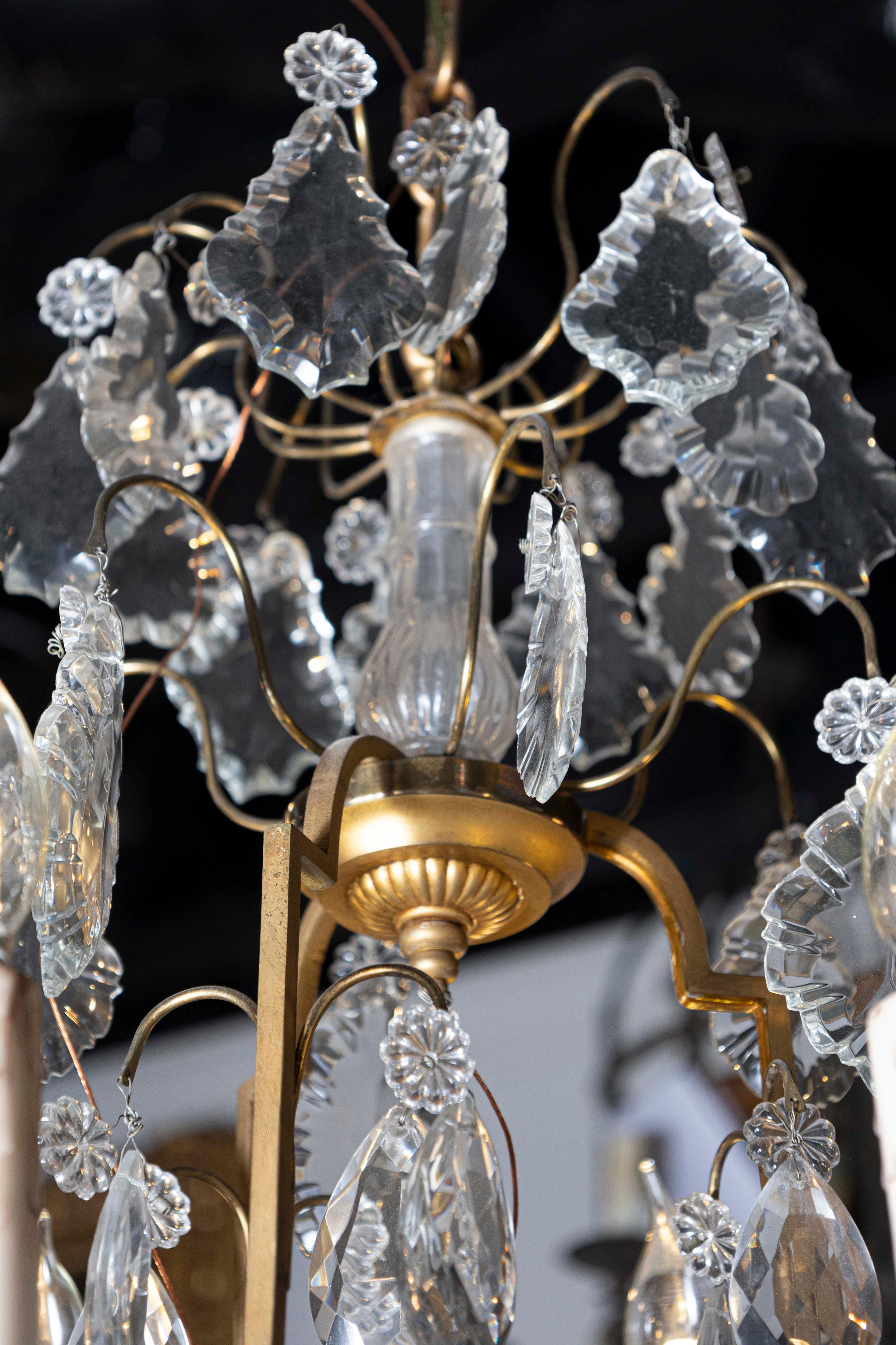 Lampadario francese a sei luci in cristallo del 1890 con armatura in ottone e pendoloques in vendita 1