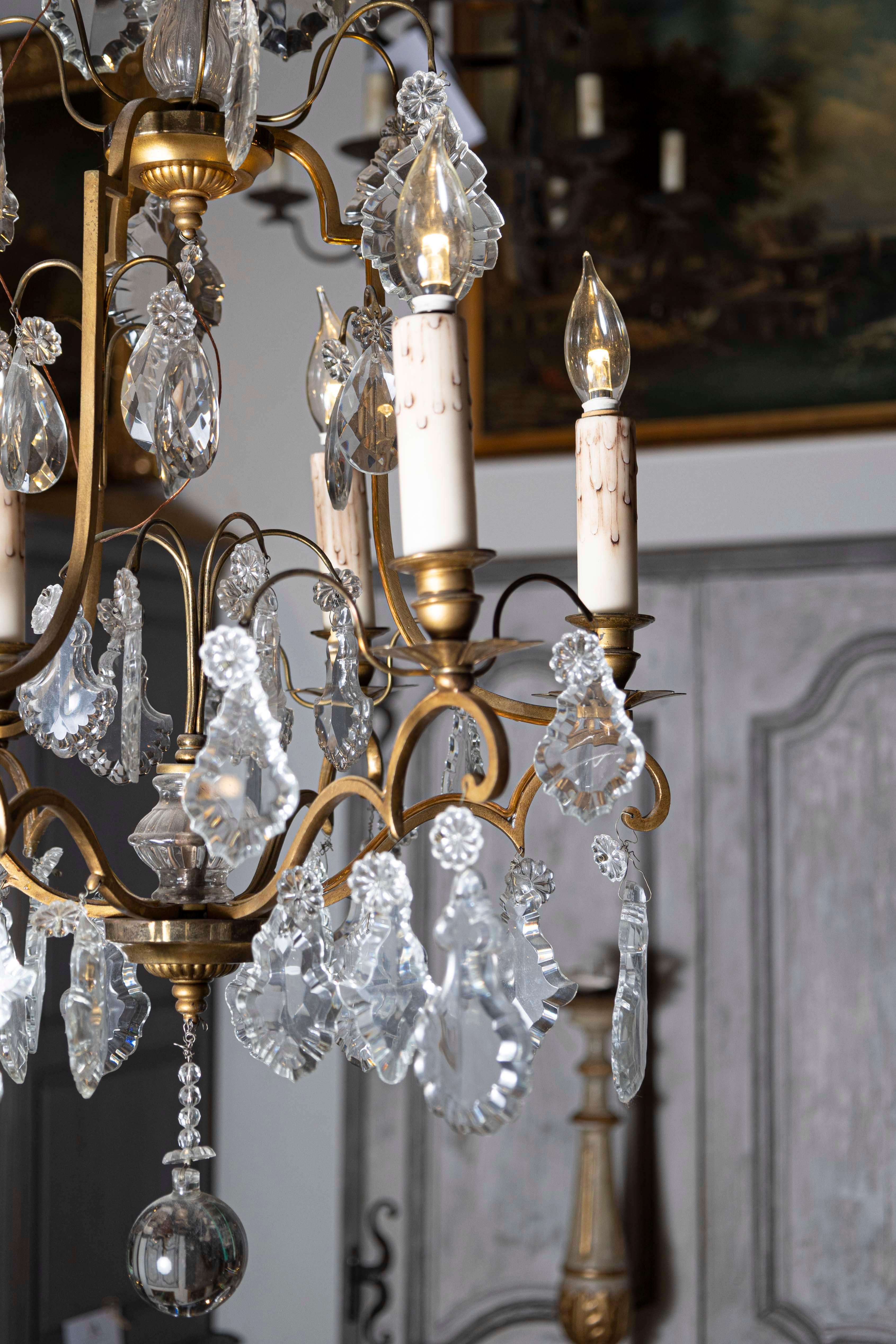 Lampadario francese a sei luci in cristallo del 1890 con armatura in ottone e pendoloques in vendita 2