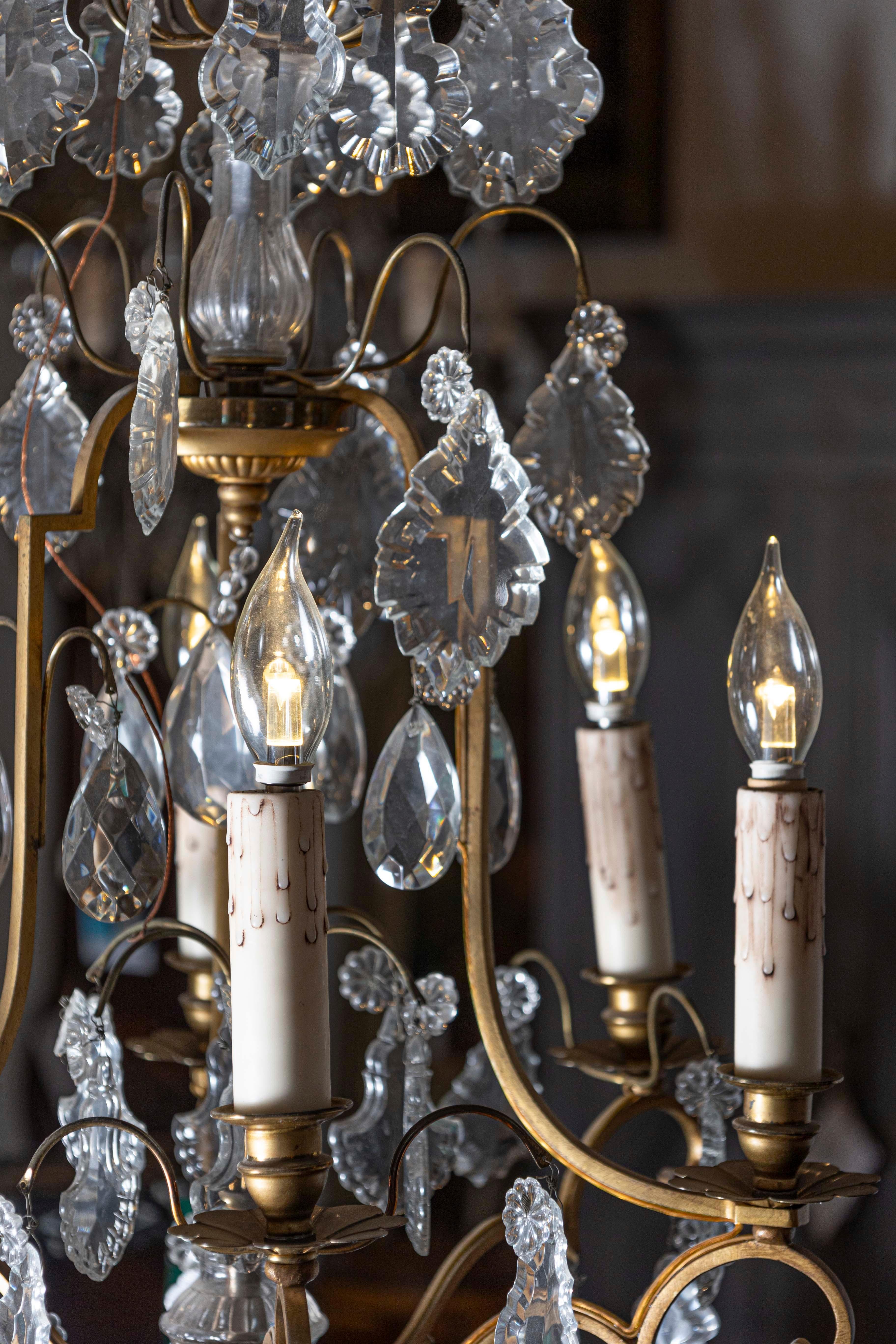 Lampadario francese a sei luci in cristallo del 1890 con armatura in ottone e pendoloques in vendita 3