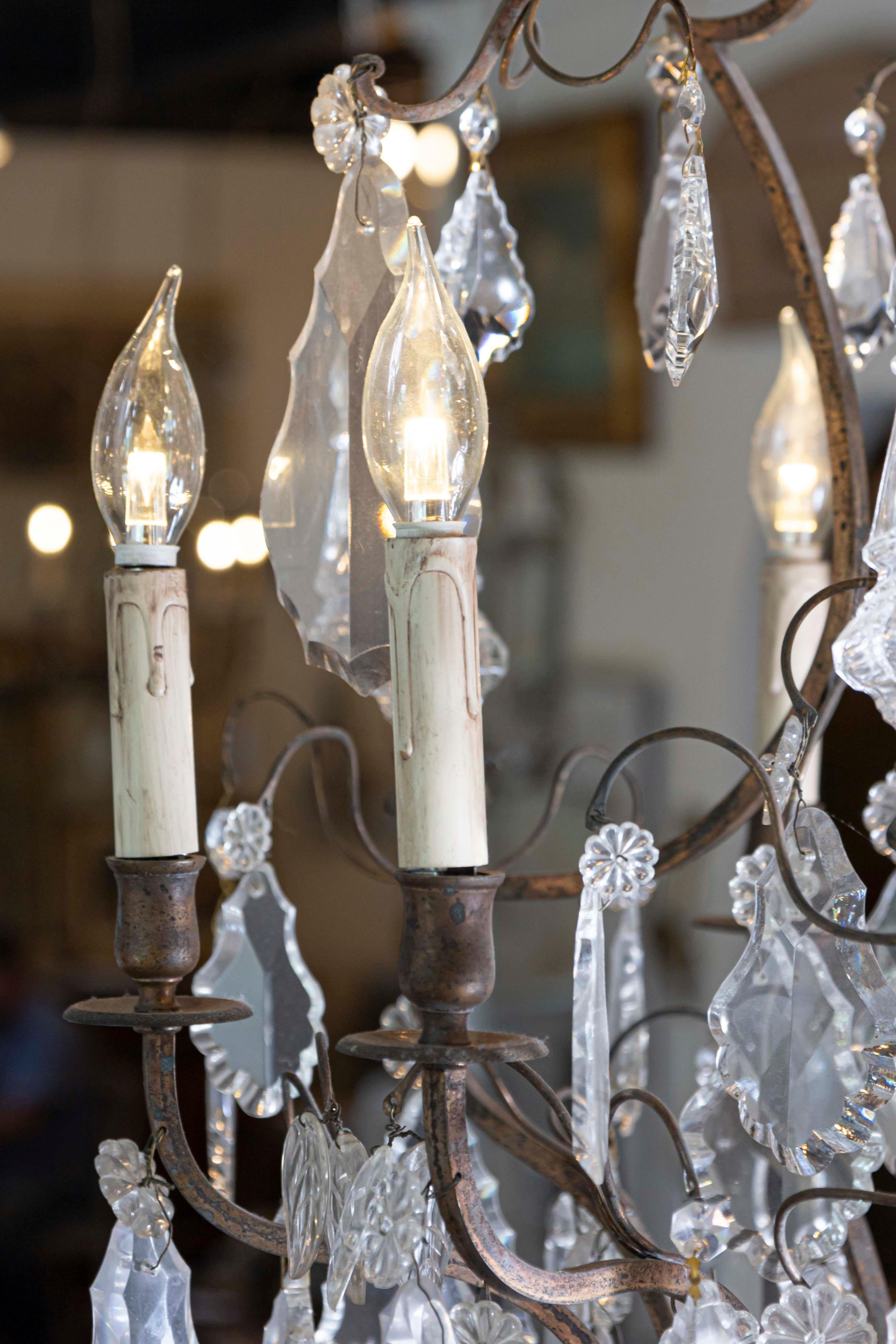 Francese Lampadario francese a sei luci in cristallo e ferro con obelischi, fine XIX secolo in vendita