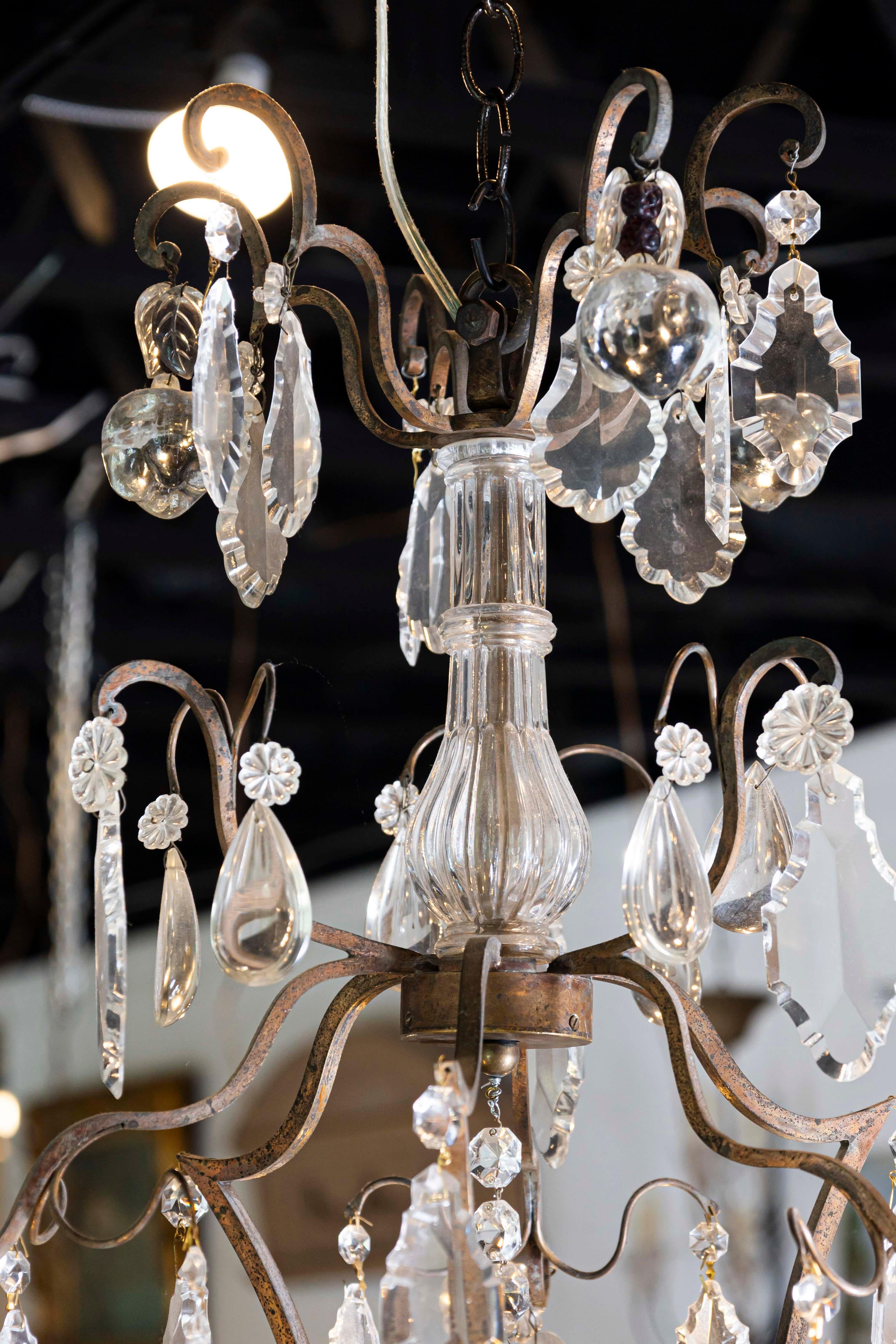 Cristallo Lampadario francese a sei luci in cristallo e ferro con obelischi, fine XIX secolo in vendita