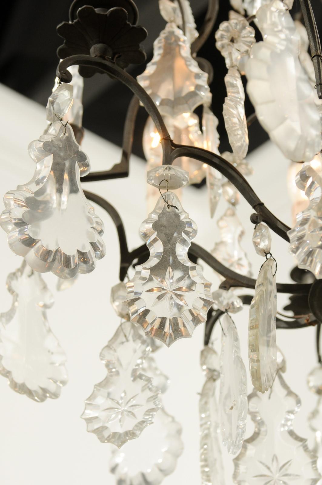 Lustre français à six lumières en cristal avec armoiries, Pendeloques et obélisques en fer en vente 4