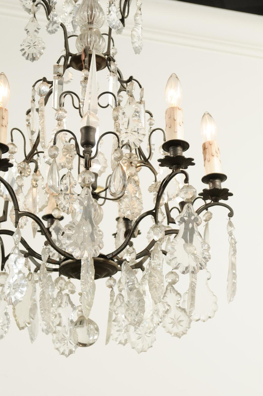 XIXe siècle Lustre français à six lumières en cristal avec armoiries, Pendeloques et obélisques en fer en vente