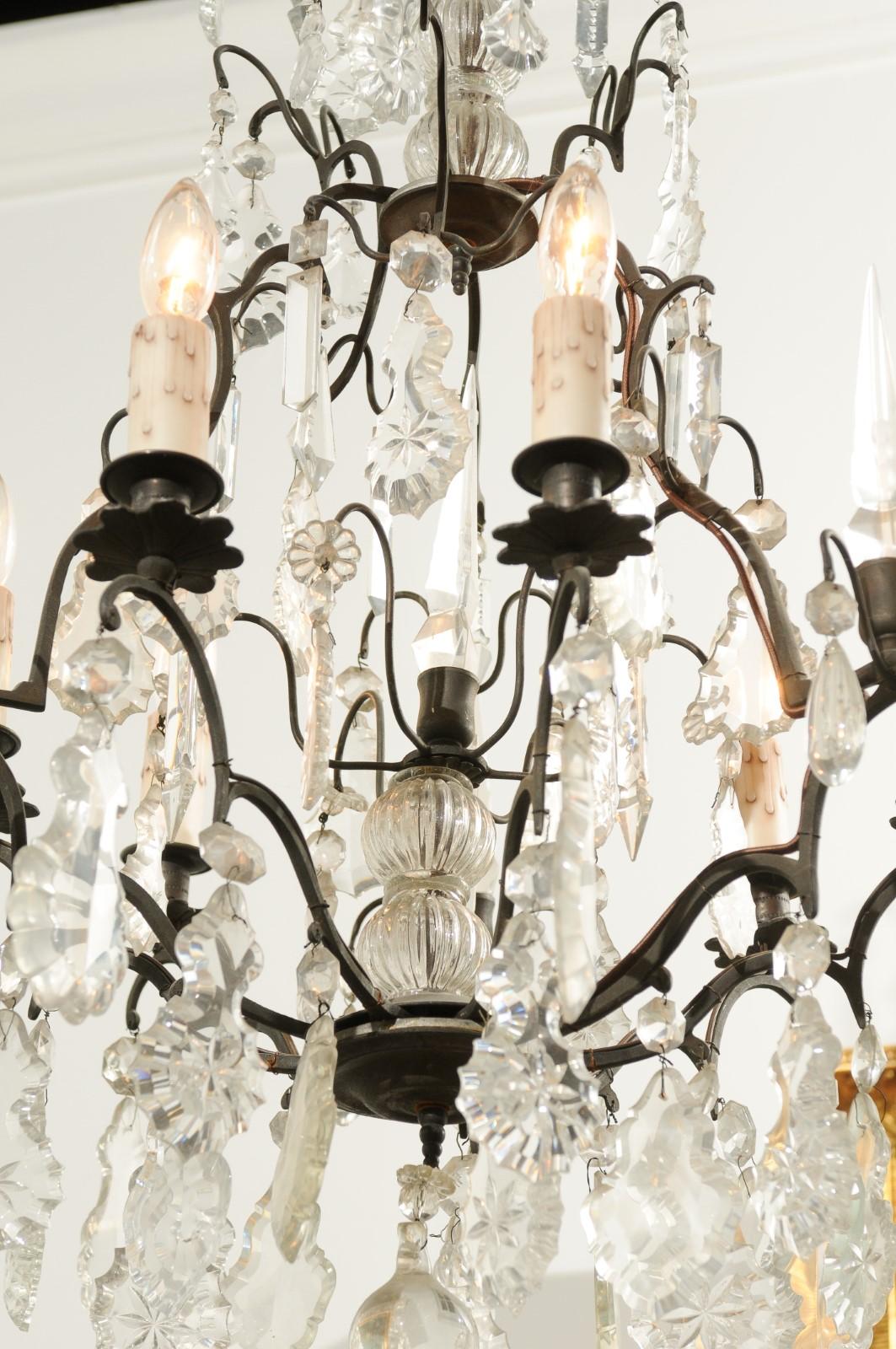 Lustre français à six lumières en cristal avec armoiries, Pendeloques et obélisques en fer en vente 1