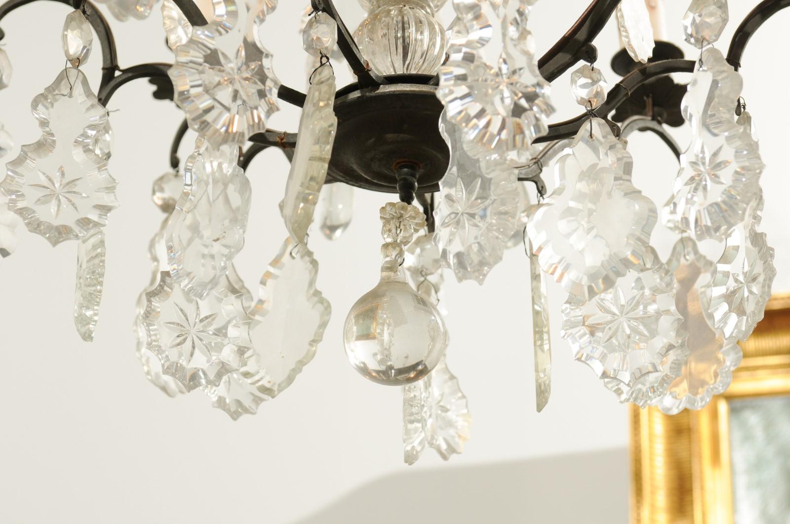 Lustre français à six lumières en cristal avec armoiries, Pendeloques et obélisques en fer en vente 3