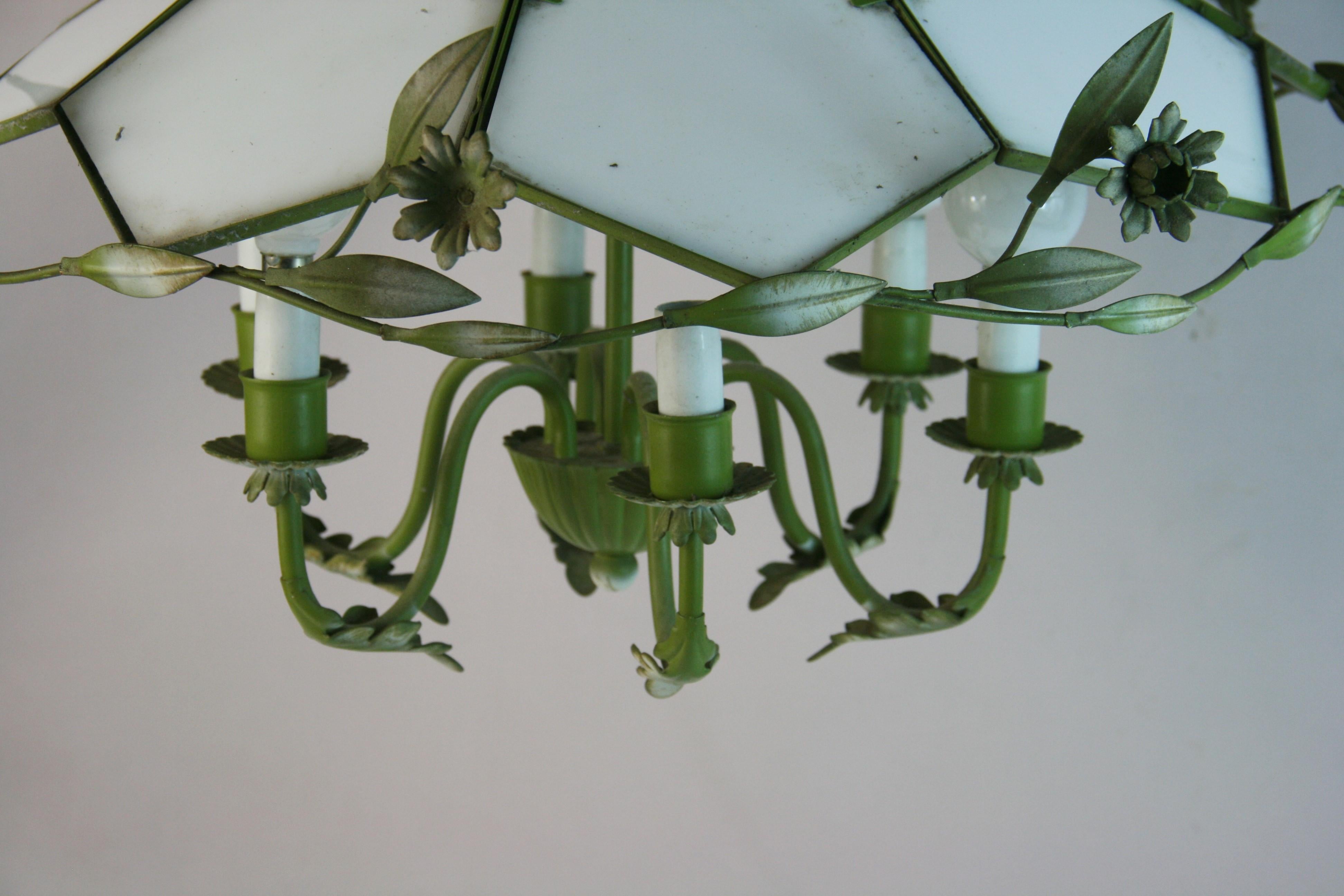 Lampadario francese a sei luci in metallo verde Greene & Greene Greene e vetro bianco In condizioni buone in vendita a Douglas Manor, NY