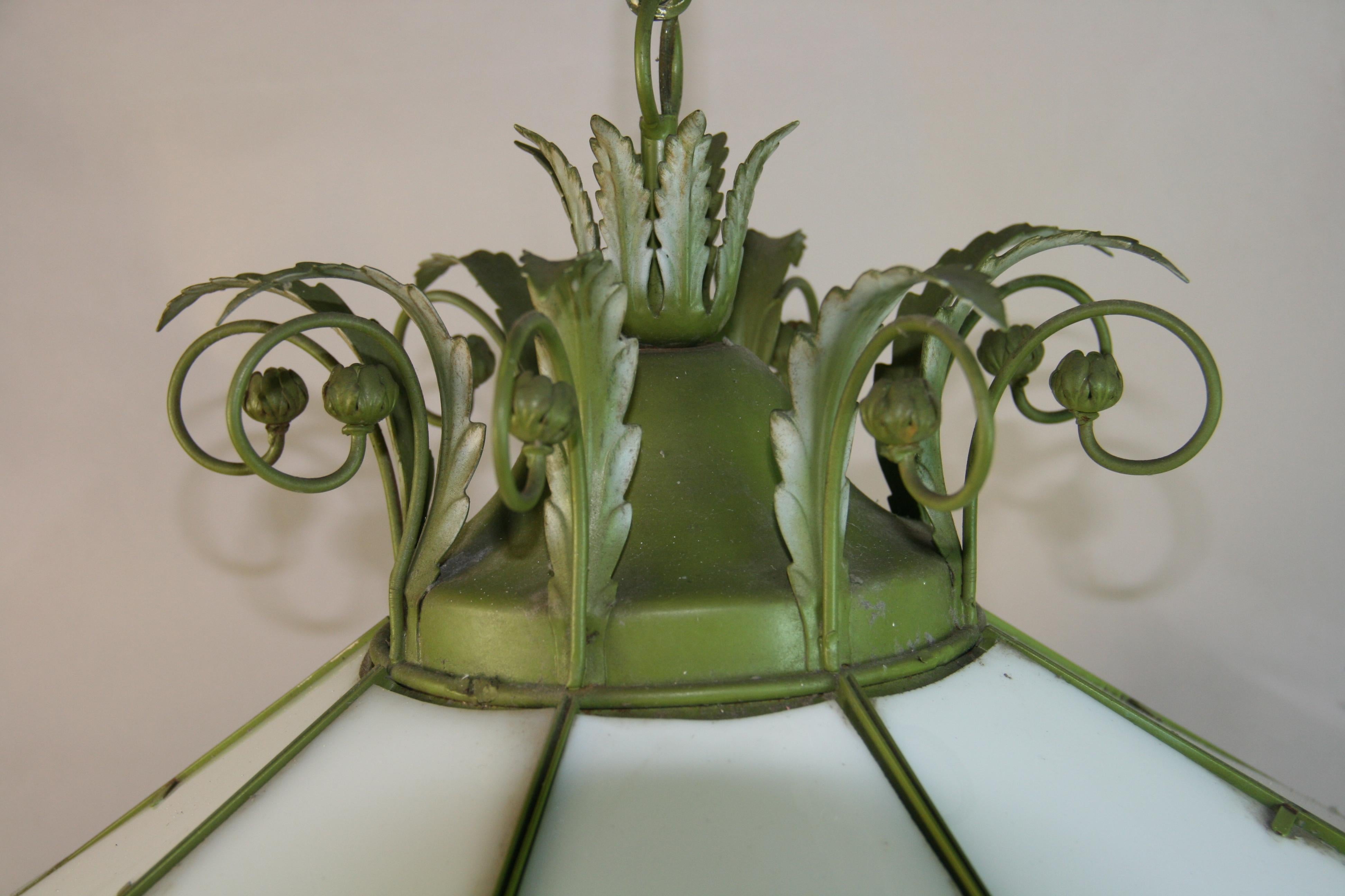 Lampadario francese a sei luci in metallo verde Greene & Greene Greene e vetro bianco in vendita 2