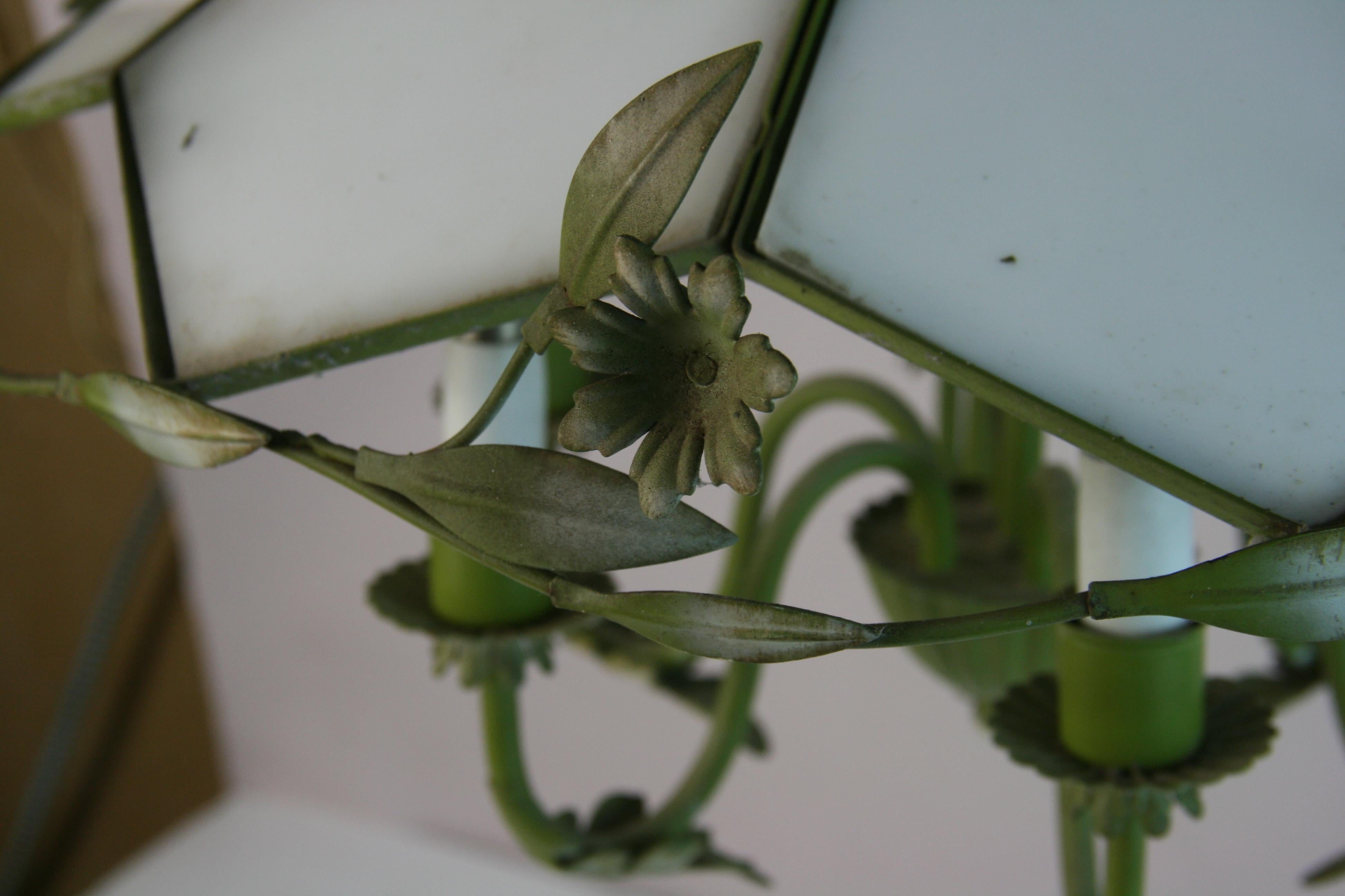 Lampadario francese a sei luci in metallo verde Greene & Greene Greene e vetro bianco in vendita 3