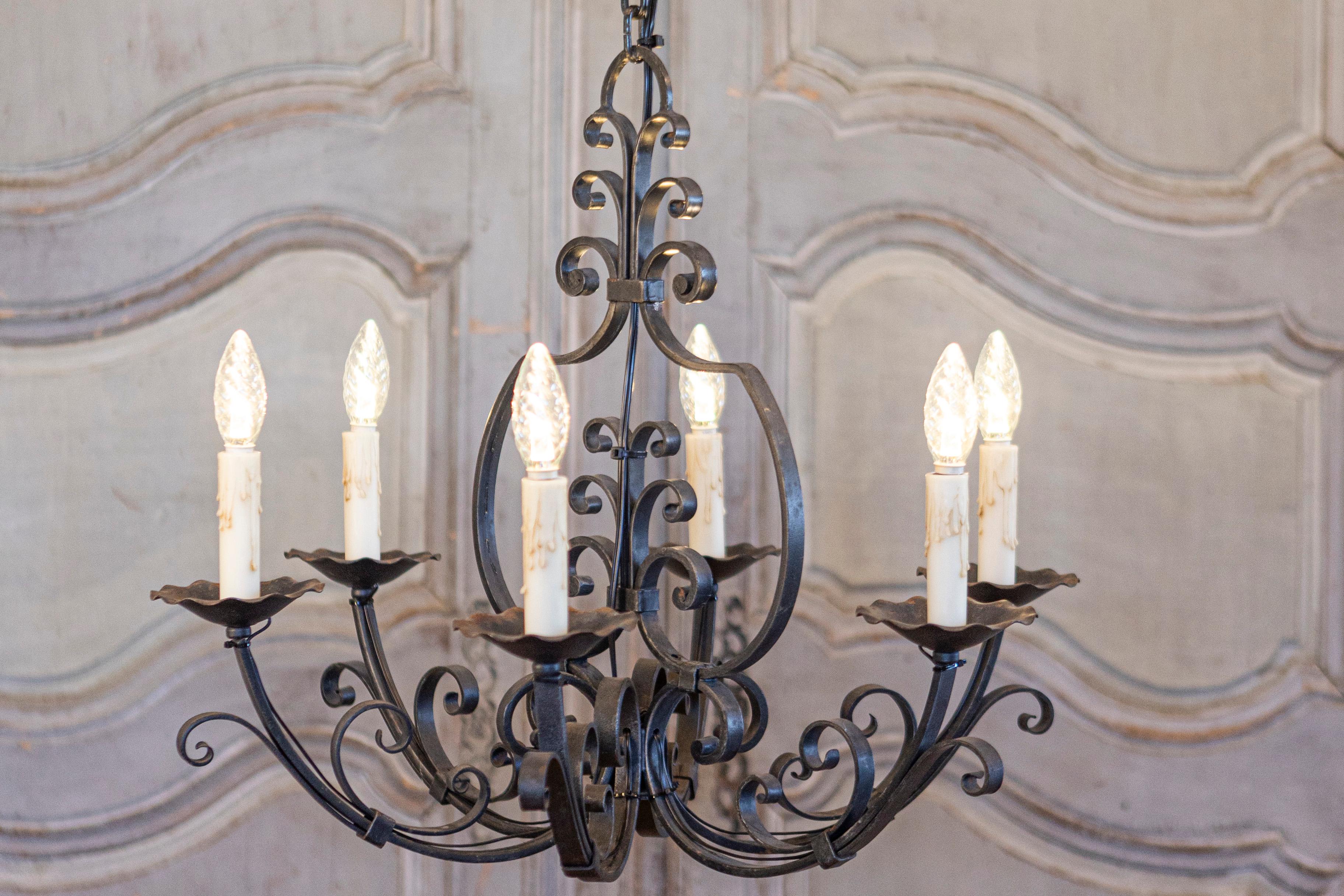 Francese Lampadario francese a sei luci in ferro battuto con volute a cascata, cablato USA in vendita