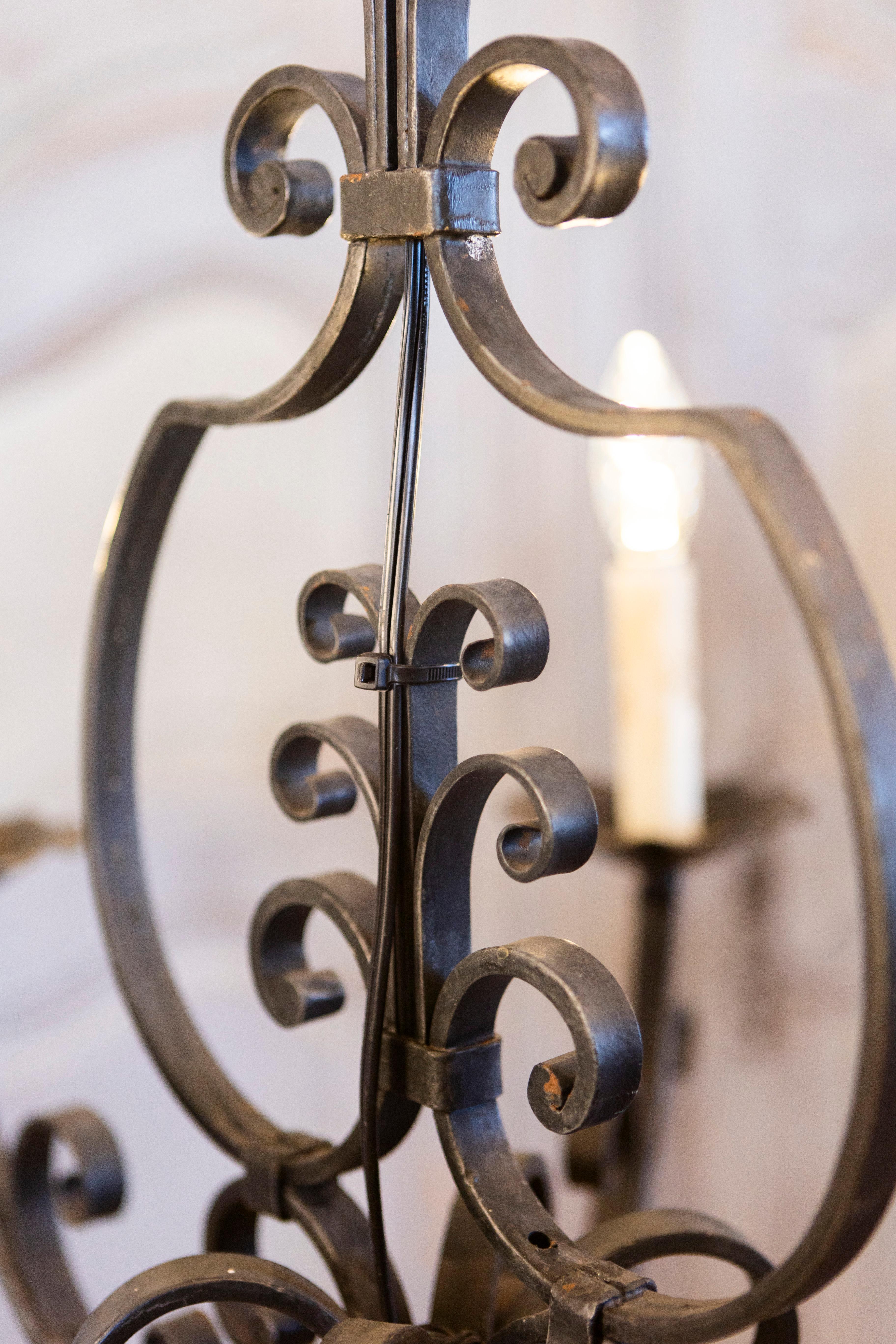 Lampadario francese a sei luci in ferro battuto con volute a cascata, cablato USA In condizioni buone in vendita a Atlanta, GA