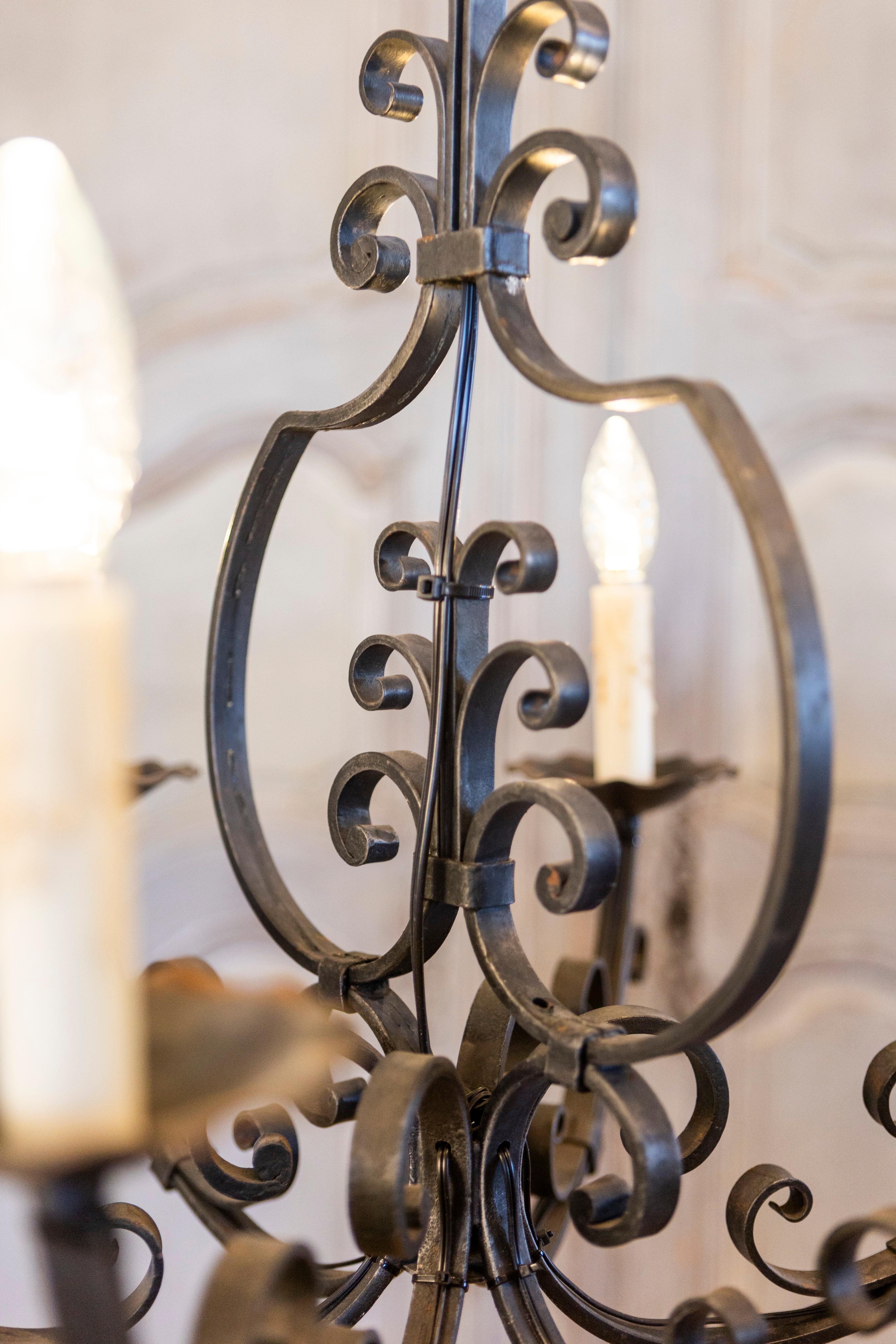 XX secolo Lampadario francese a sei luci in ferro battuto con volute a cascata, cablato USA in vendita