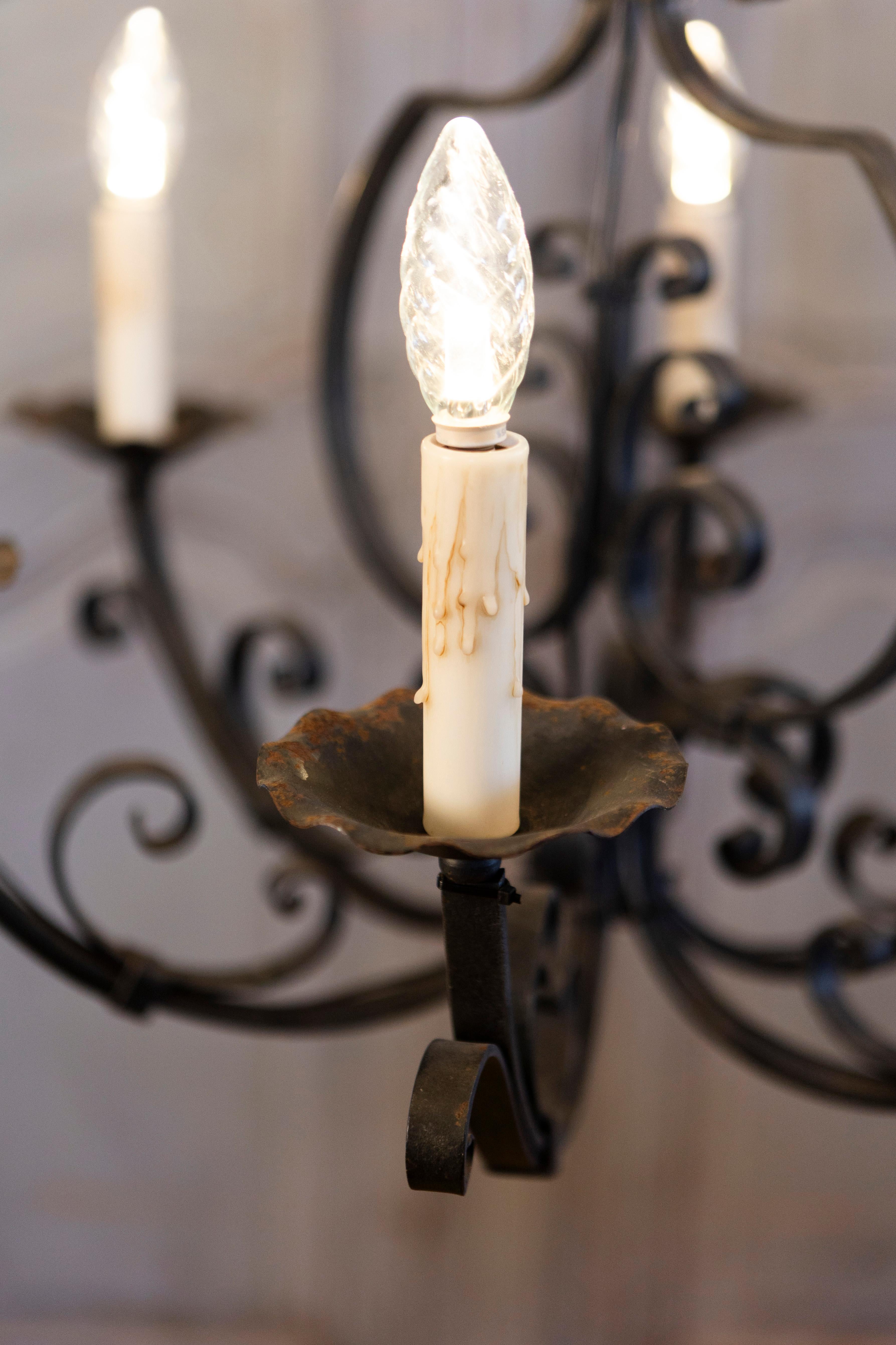 Ferro battuto Lampadario francese a sei luci in ferro battuto con volute a cascata, cablato USA in vendita