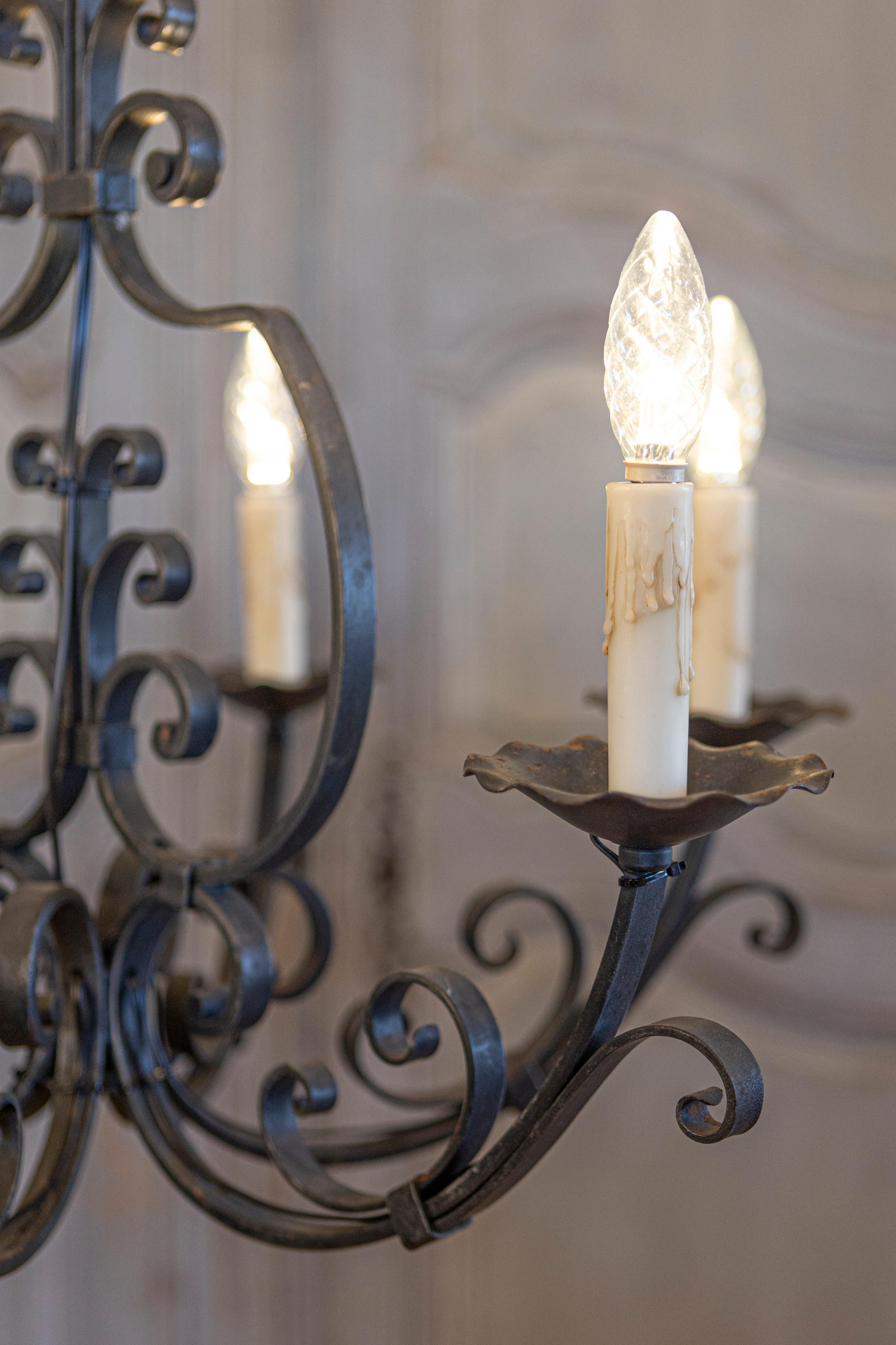 Lampadario francese a sei luci in ferro battuto con volute a cascata, cablato USA in vendita 1