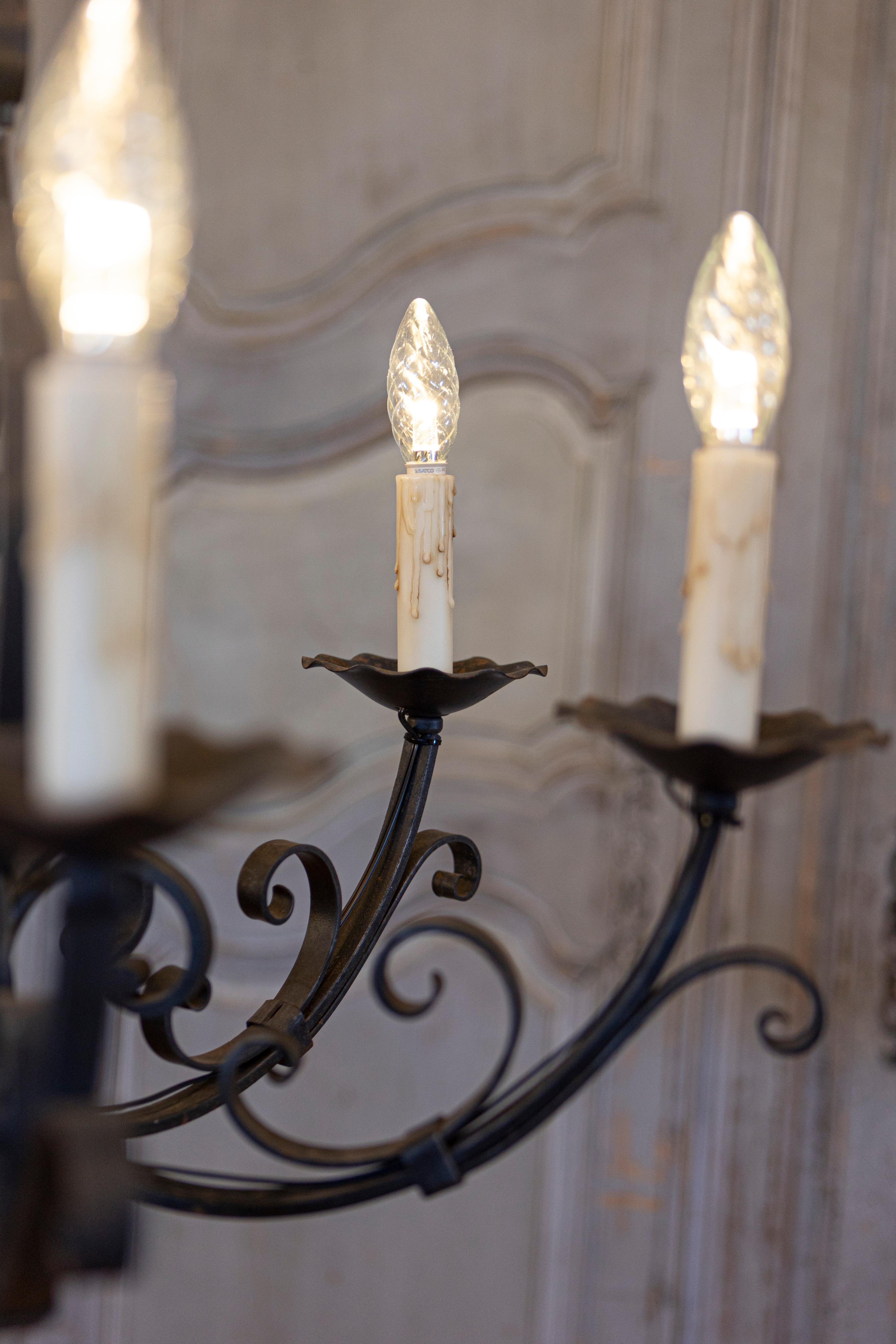 Lampadario francese a sei luci in ferro battuto con volute a cascata, cablato USA in vendita 2