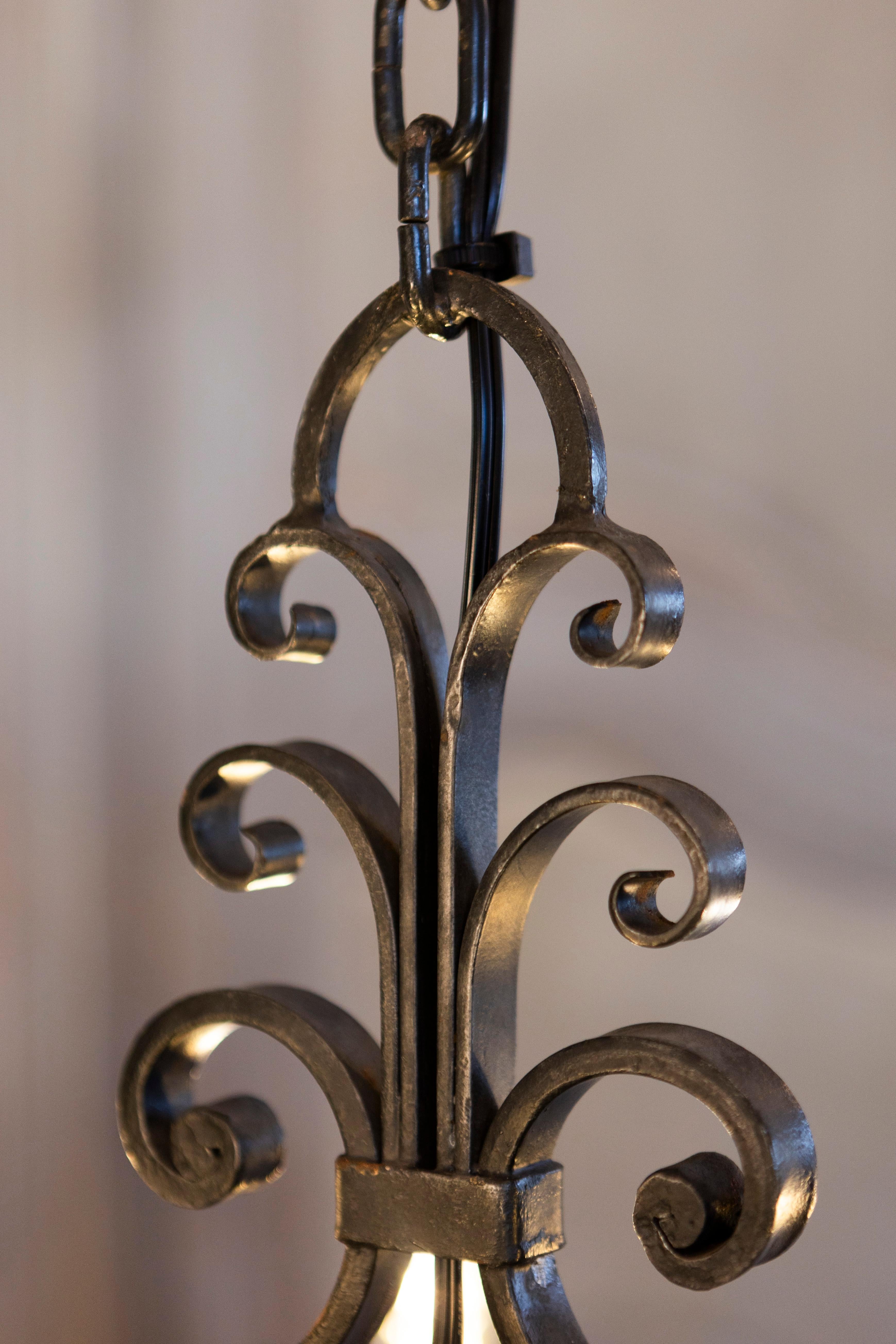 Lampadario francese a sei luci in ferro battuto con volute a cascata, cablato USA in vendita 3