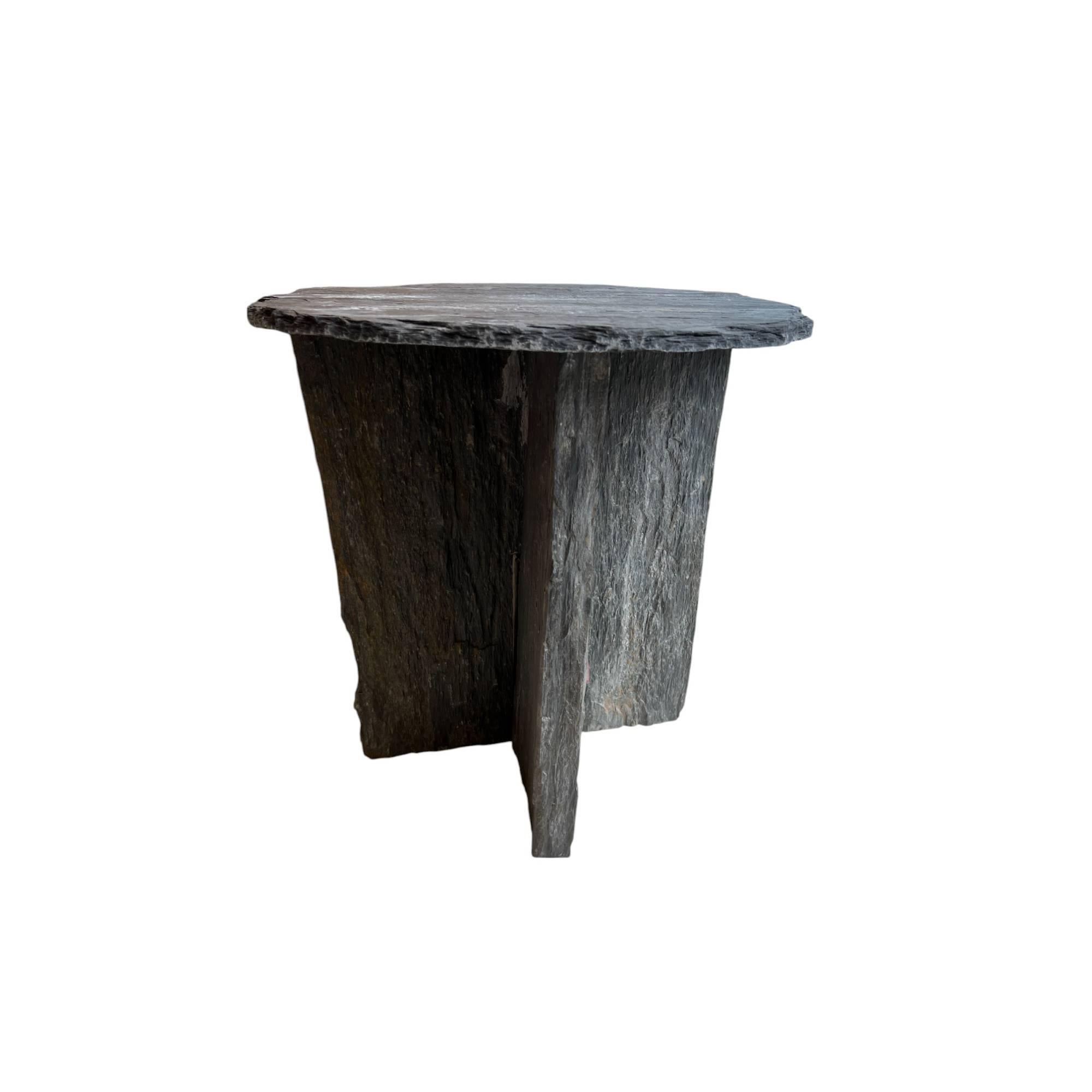 Esta mesa francesa de pizarra con base en forma de X presenta un elegante tablero de pizarra oscura combinado con una característica base en forma de X también de pizarra. La superficie de pizarra es conocida por su calidad suave y duradera,