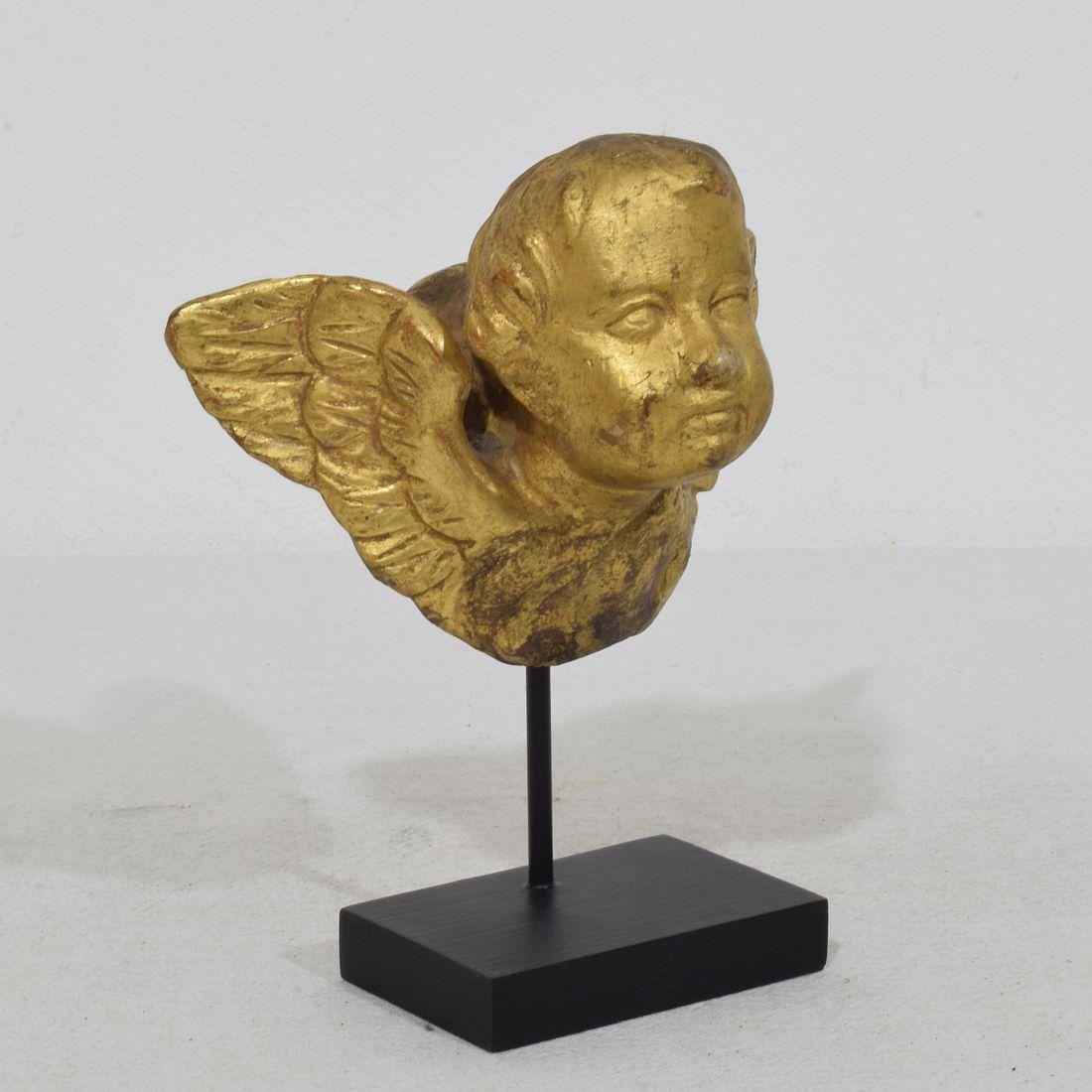 Italian Small 18th Century Hand Carved  Baroque Winged Angel Head In Good Condition For Sale In Buisson, FR