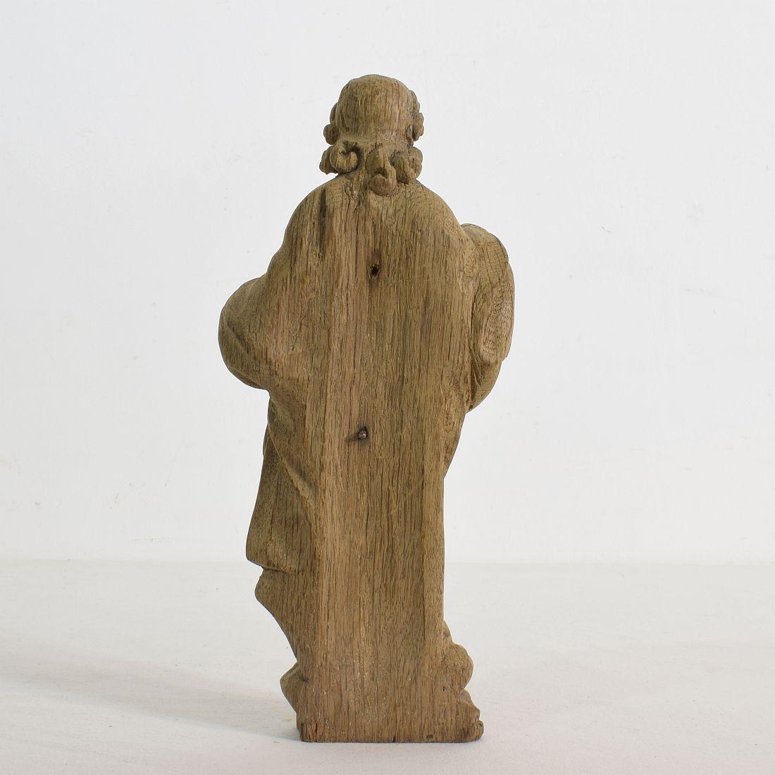 French Small 18th Century Weathered Oak Saint Statue In Good Condition In Buisson, FR