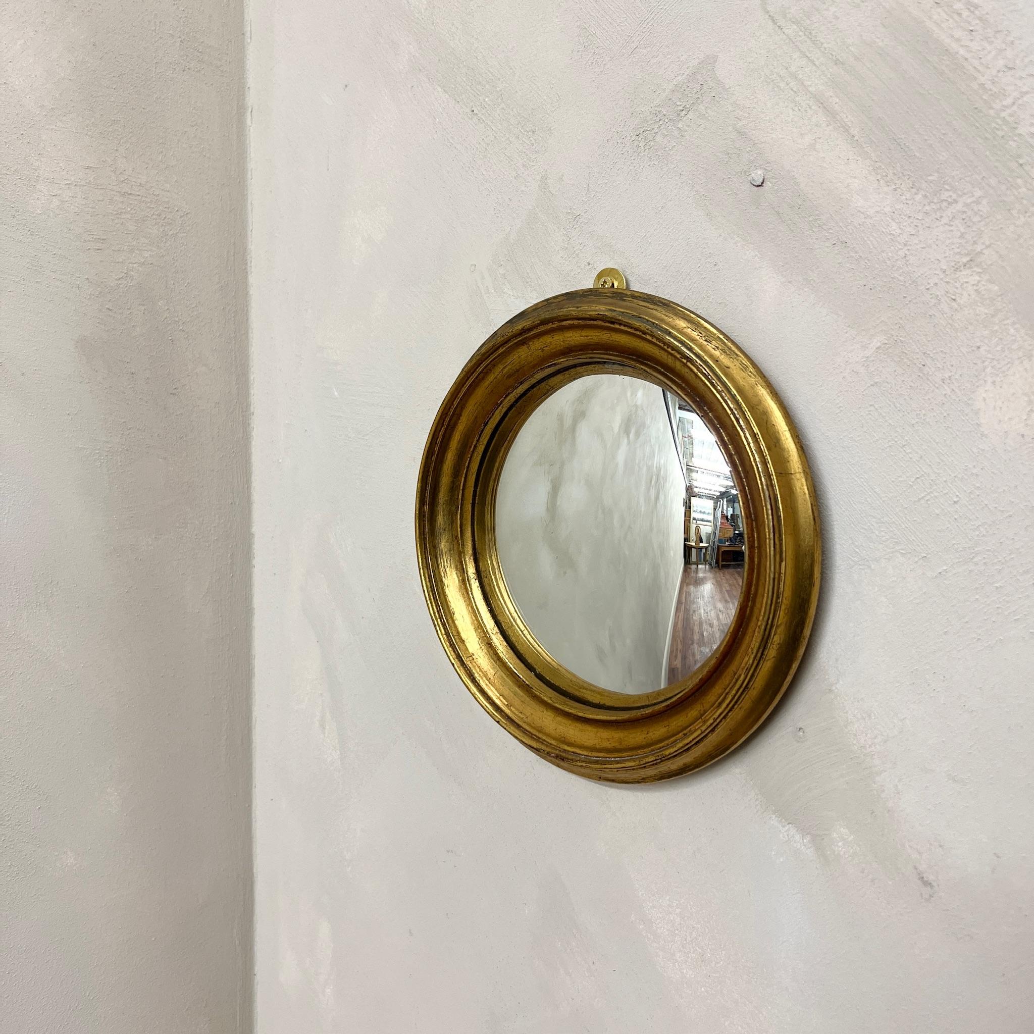 Gilt Wood Framed Convex Mirror.

France, circa 1940.

Diameter: 24cm.
Depth : 3.5 cm
Please message if any further info or photos are required 

We are happy to work with you with your choice of shipping, or we can of course obtain further quotes if