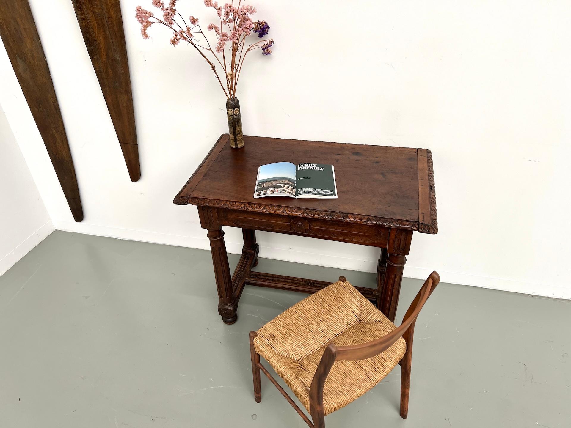 La Maison Lecan presenta questa piccola scrivania antica in quercia e pino, risalente alla fine del XIX secolo.

Il suo piano rettangolare poggia su un grembiule delicatamente intagliato con motivi floreali e fogliati. Le gambe tornite e scanalate,