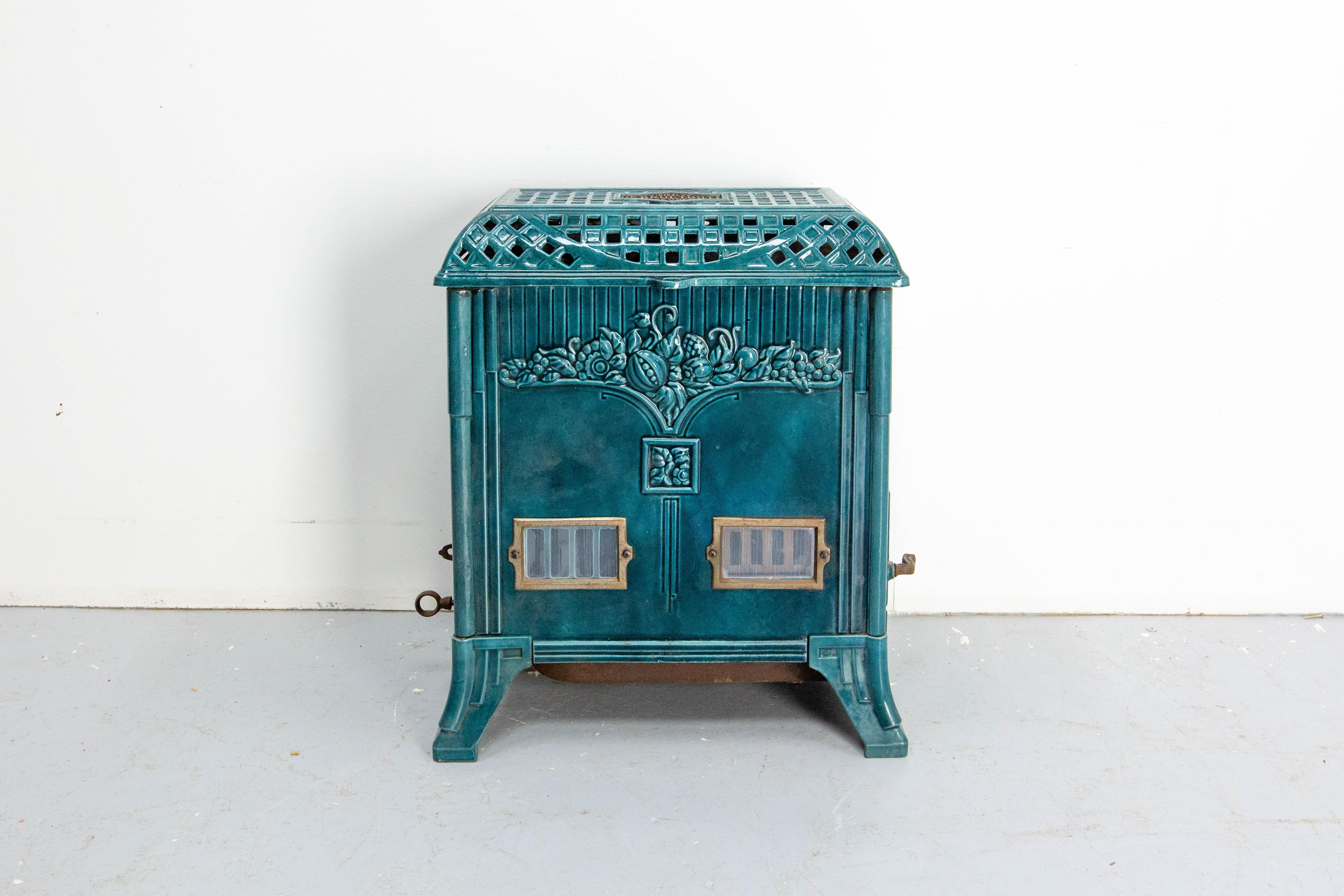 Small Art Deco style wood/coal stove in blue enamelled cast iron, decorated with a garland of flowers.
It is sold purely for decoration as the refractory bricks are missing.
This can be used as a plant holder.
It was presented in 1924 in the French