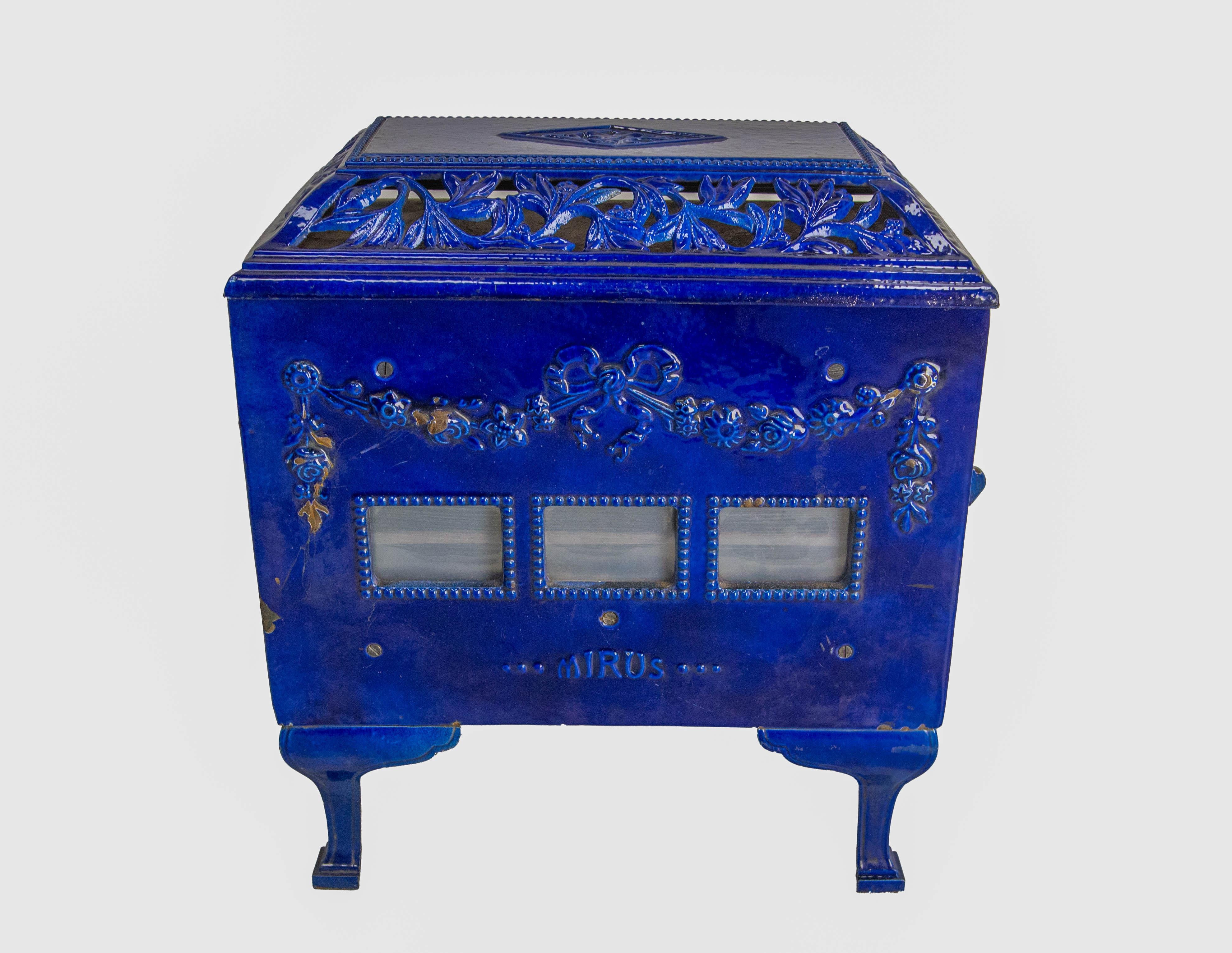 Small classical style wood/coal stove in blue enamelled cast iron, decorated with a garland of flowers.
From French Mirus manufacture.
It is sold purely for decoration.
This can be used as a plant holder.


Vendu pour de la déco pas
