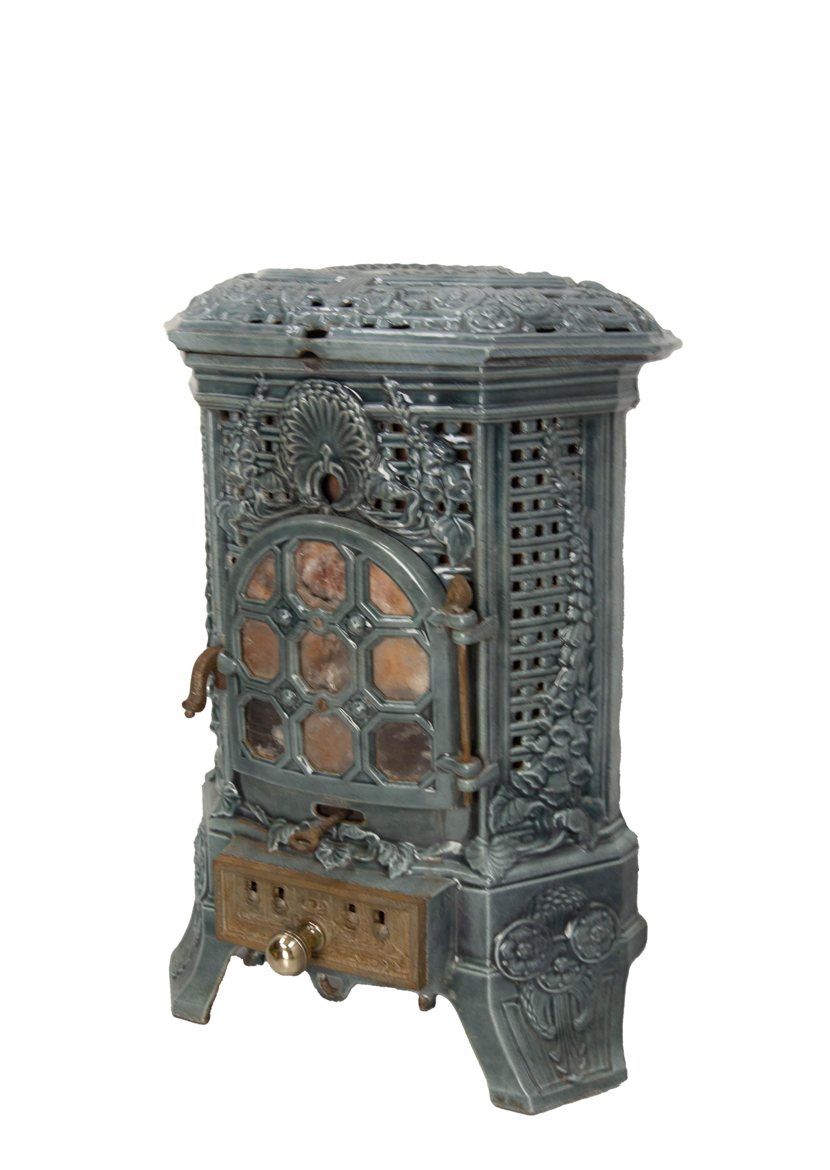 Pequeña estufa de leña/carbón de época Art Nouveau de hierro fundido esmaltado en azul, decorada con motivos vegetales clásicos.
Se vende únicamente con fines decorativos.
Puede utilizarse como soporte para plantas.
Este modelo está numerado y se