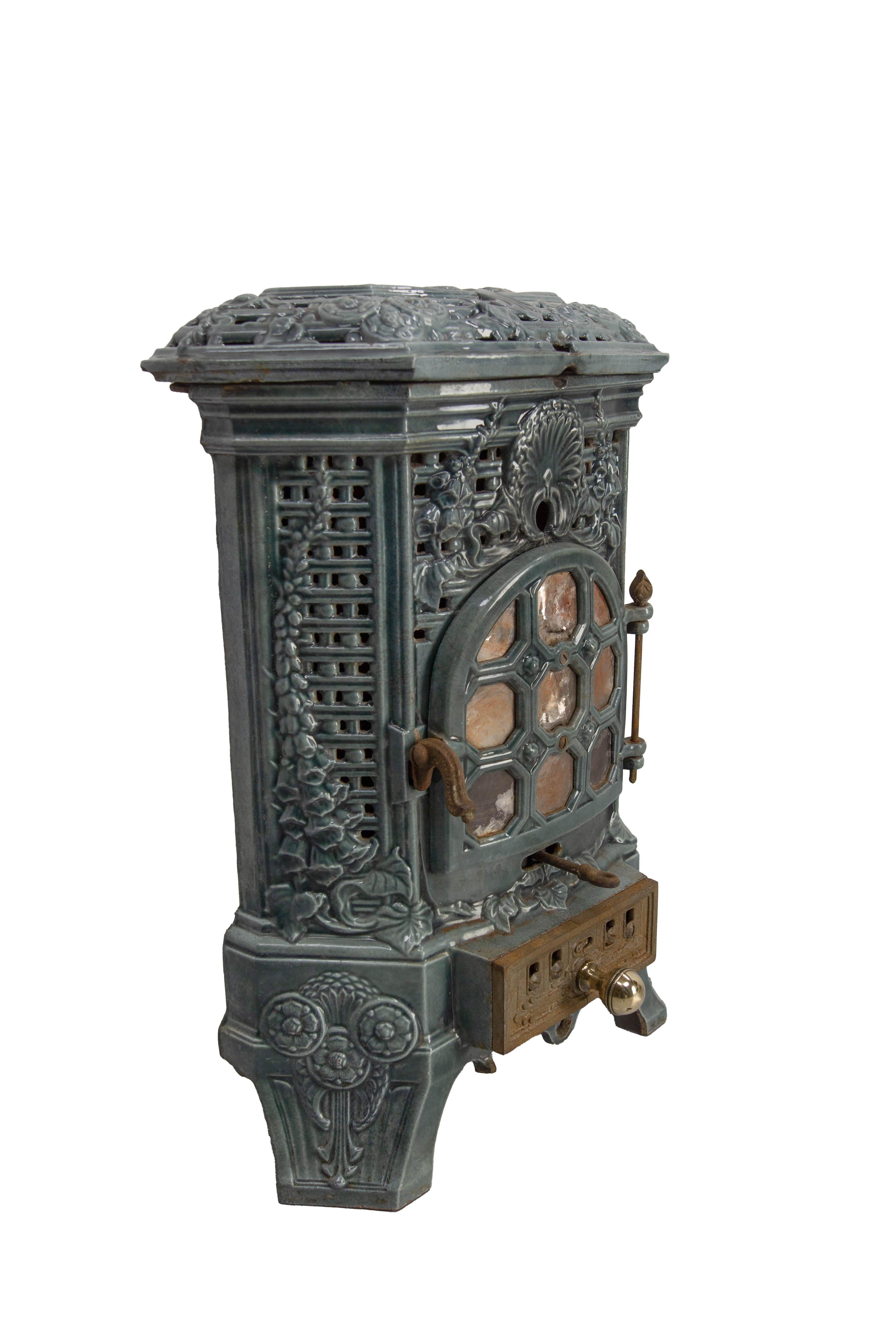 Pequeña estufa francesa Art Decó de hierro fundido esmaltado azul para leña/carbón Art Nouveau en venta