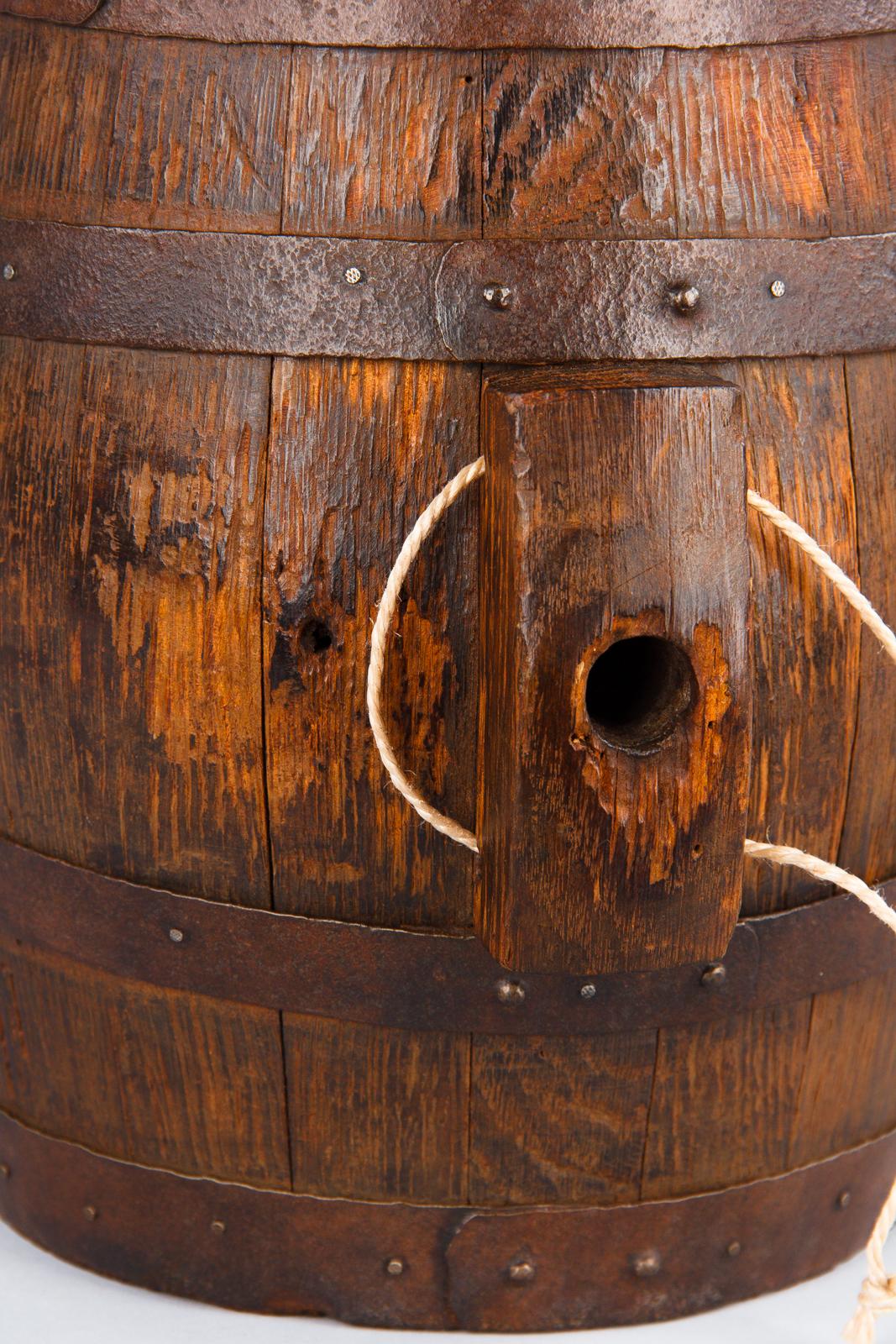 French Small Oak Wine Barrel from Provence, 1920s In Good Condition In Austin, TX