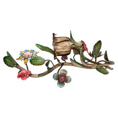 Pequeño par de candelabros franceses de hierro forjado con flores