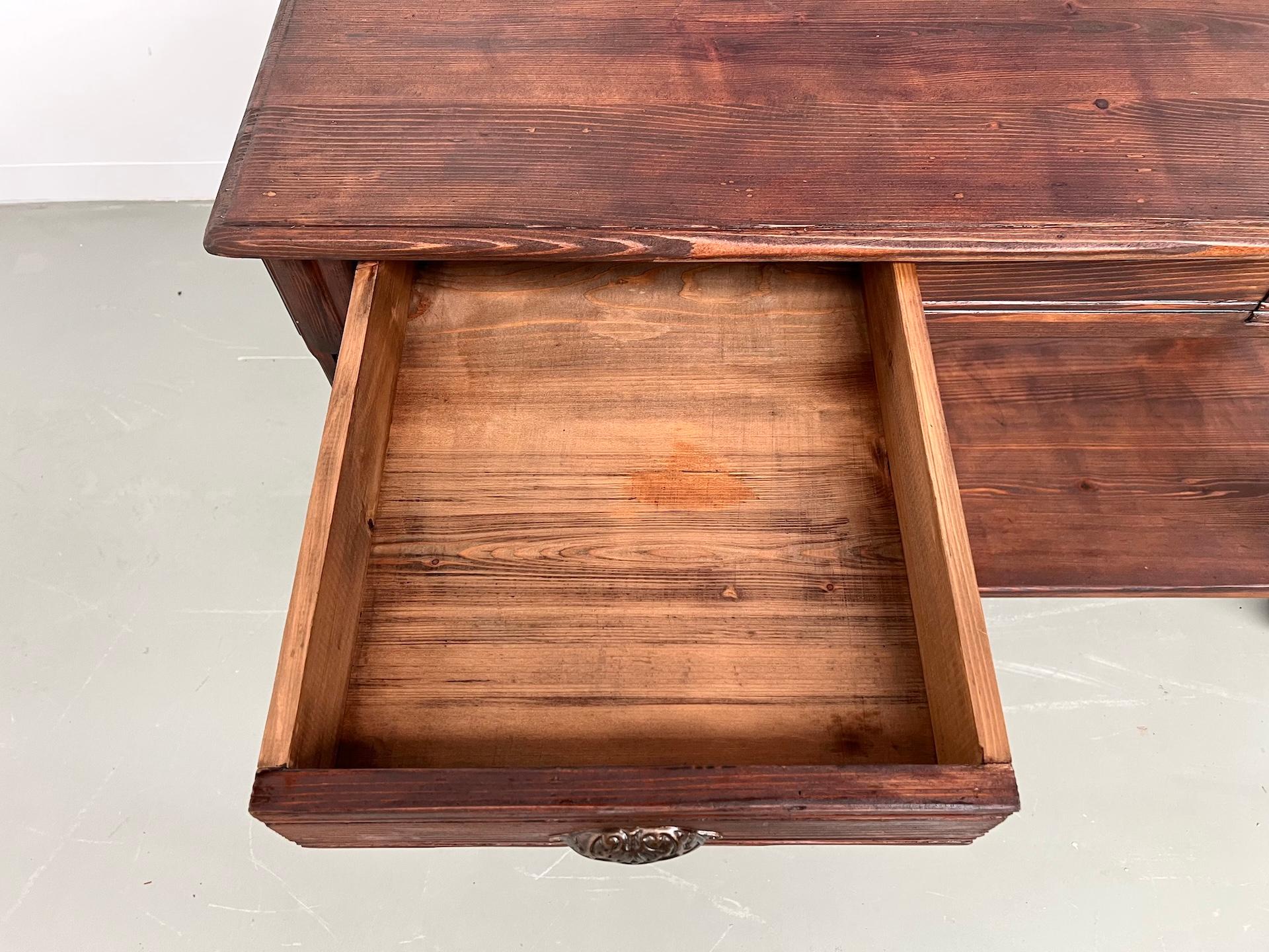 French Small pine drapery table from the 1950s For Sale 7