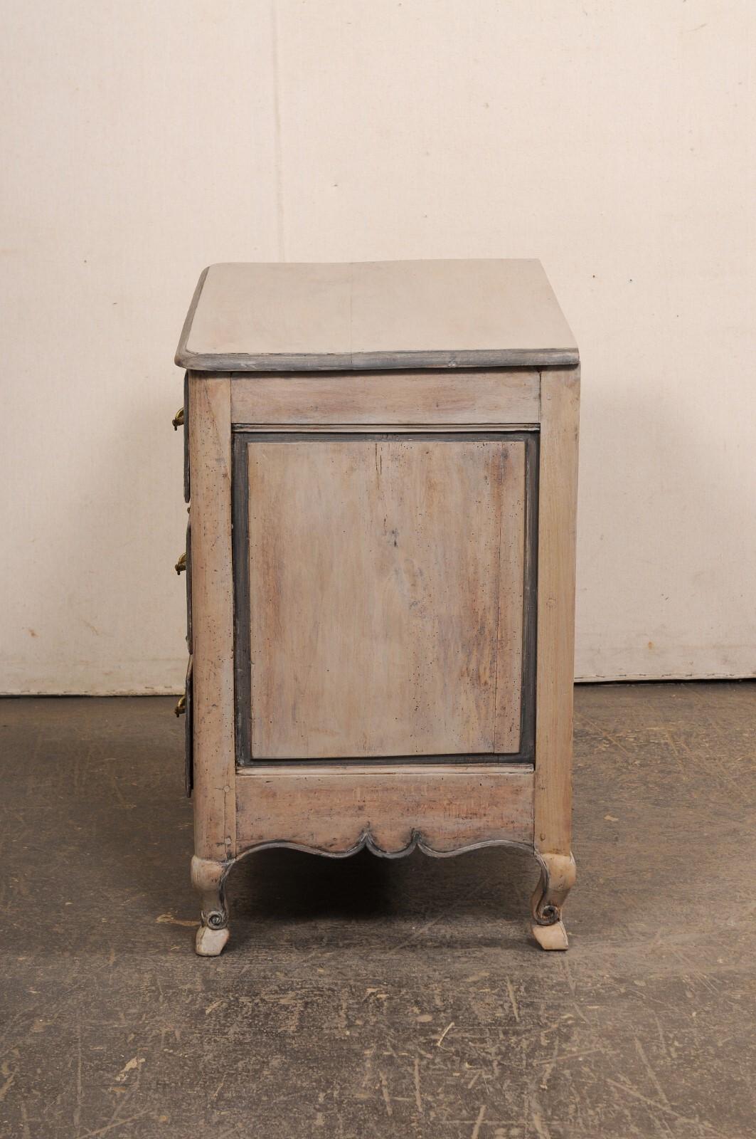 Cassapanca francese di piccole dimensioni con ferramenta in ottone rococò, XIX secolo in vendita 5