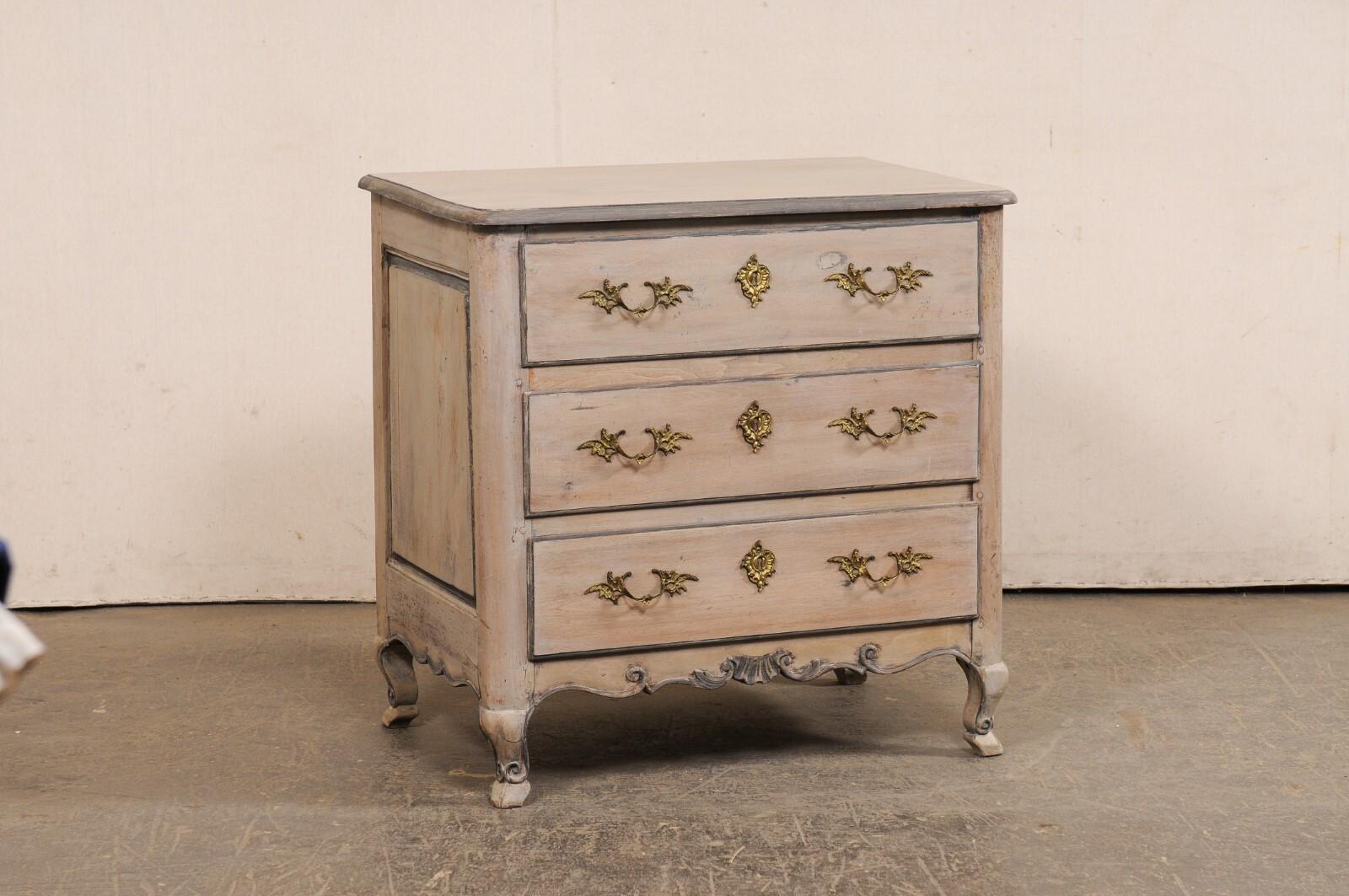 Una commode francese in legno intagliato, con la sua elaborata ferramenta originale in ottone, risalente al XIX secolo. Questa cassapanca antica di piccole dimensioni proveniente dalla Francia ha un piano di forma rettangolare, con angoli anteriori