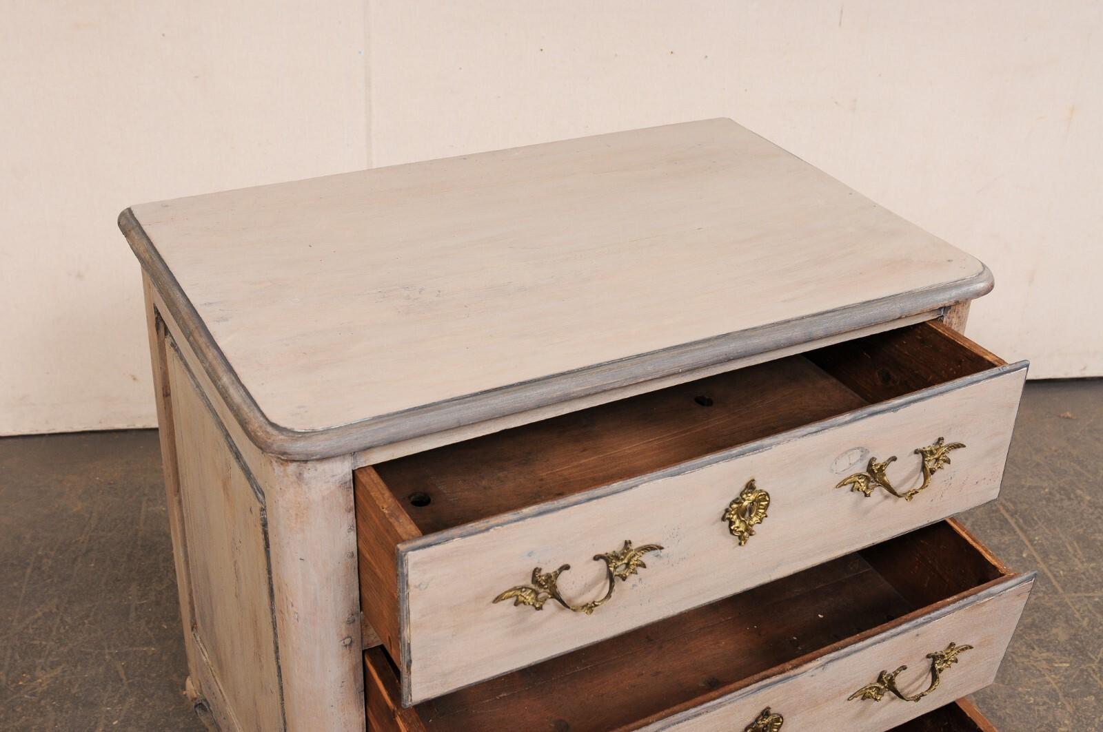 Legno Cassapanca francese di piccole dimensioni con ferramenta in ottone rococò, XIX secolo in vendita