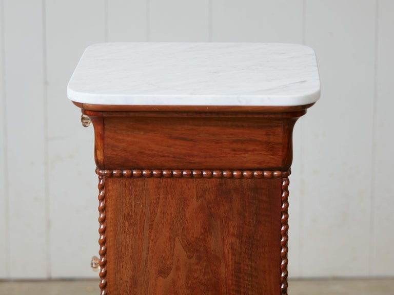 Petit meuble de rangement français en noyer avec plateau en marbre blanc et  un seul tiroir au-dessus de la porte En vente sur 1stDibs