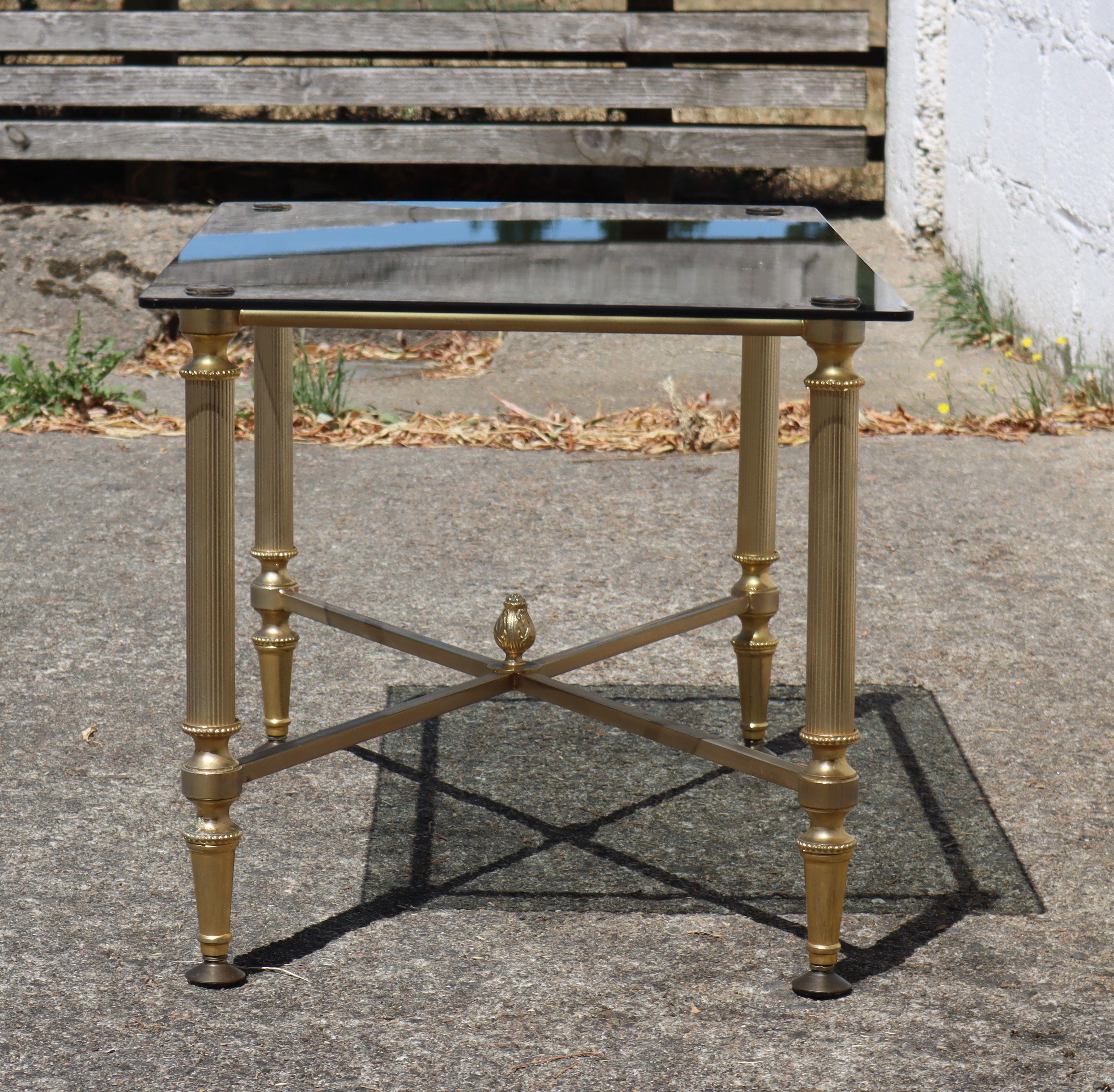 Französisch geräuchert Glas und Messing Couchtisch - Lounge Tisch - Regency Style - 80s im Angebot 4