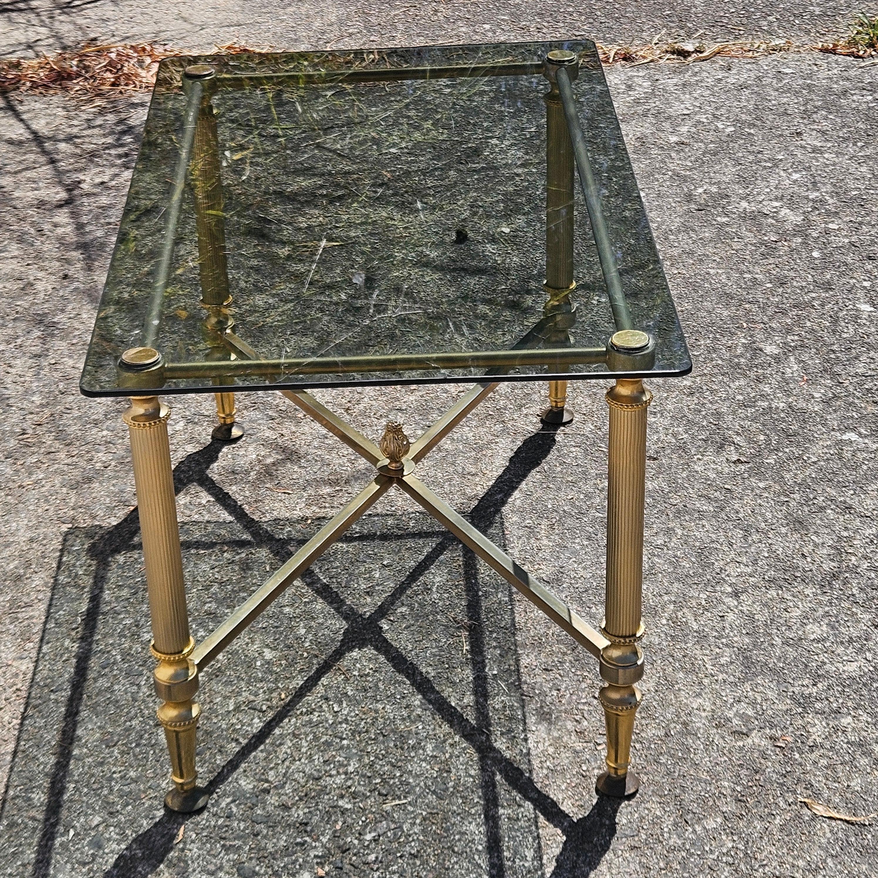 Tavolino da caffè francese in vetro fumé e ottone - Tavolino da salotto - Stile Regency - Anni '80 in vendita 4