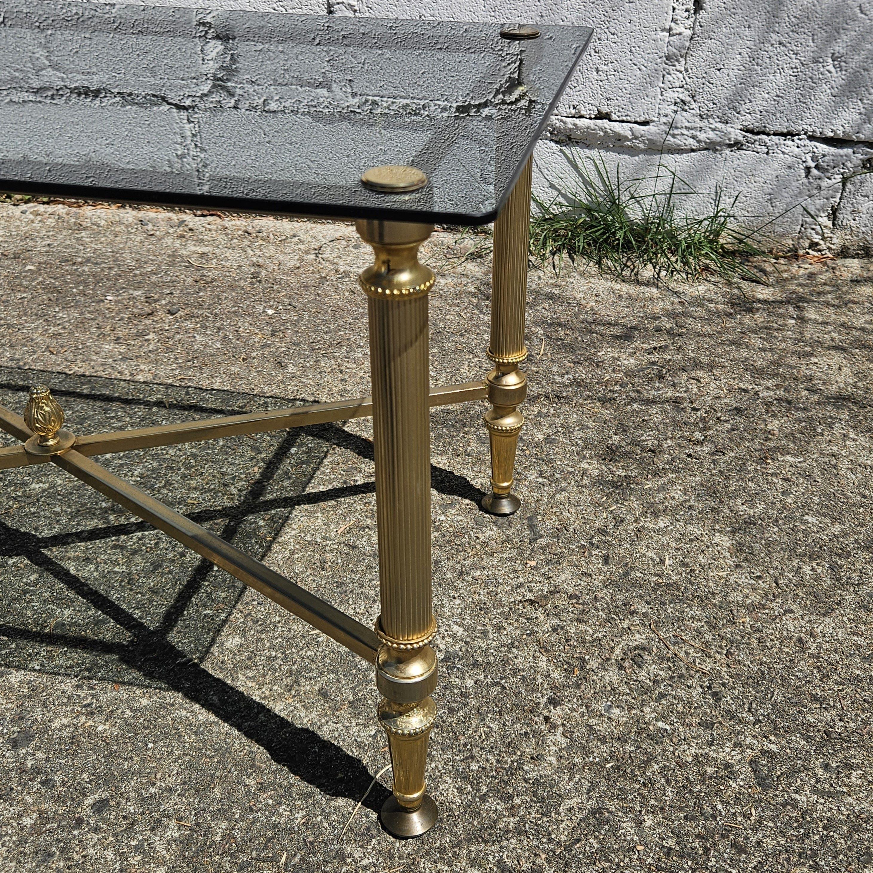 Französisch geräuchert Glas und Messing Couchtisch - Lounge Tisch - Regency Style - 80s im Angebot 5