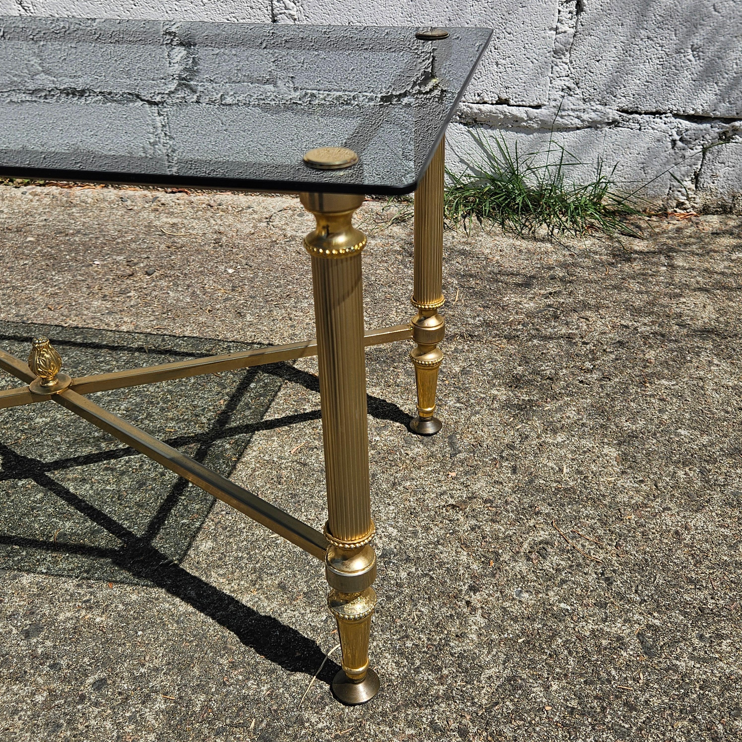 Tavolino da caffè francese in vetro fumé e ottone - Tavolino da salotto - Stile Regency - Anni '80 in vendita 5