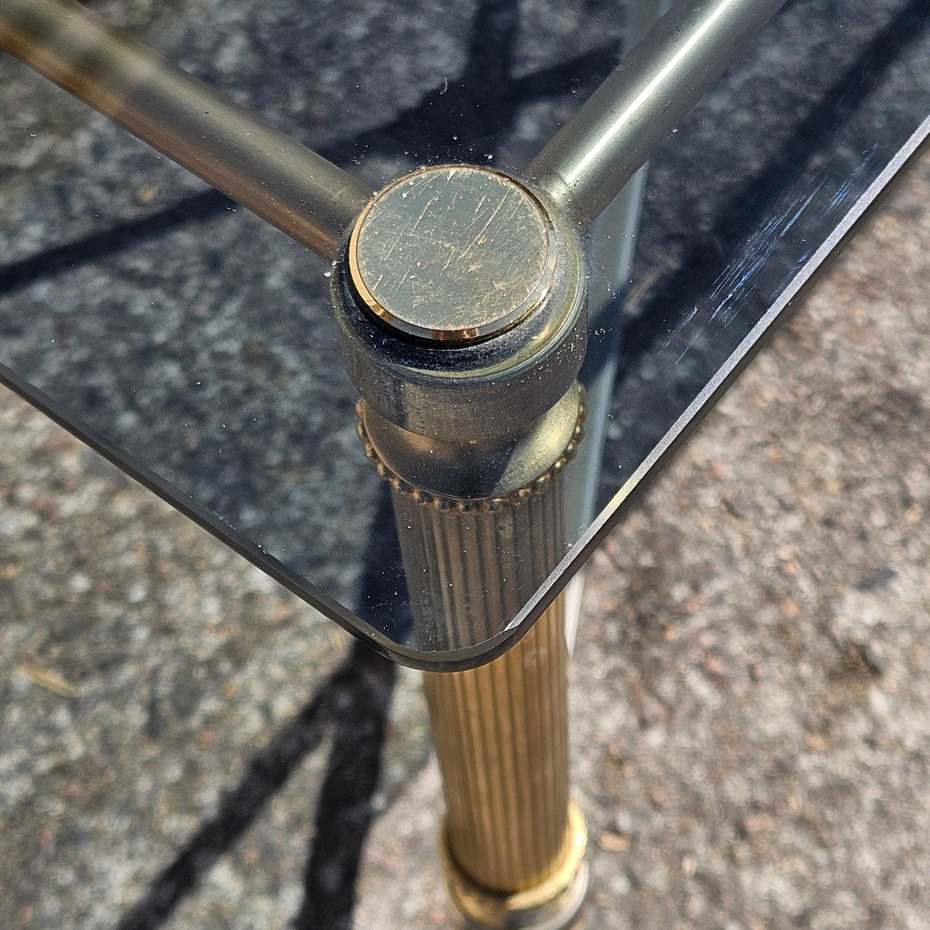 Tavolino da caffè francese in vetro fumé e ottone - Tavolino da salotto - Stile Regency - Anni '80 in vendita 6