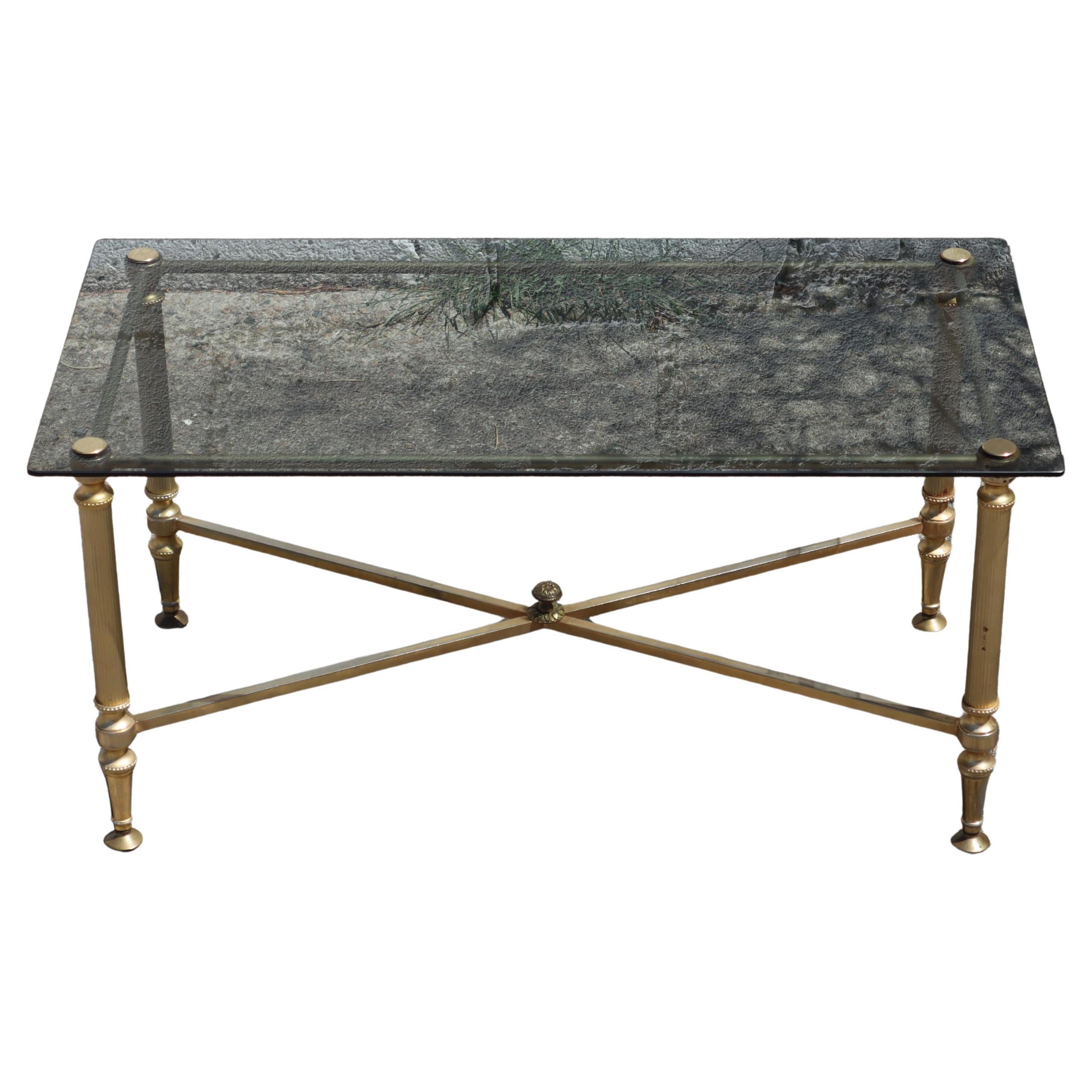 Tavolino d'epoca in vetro fumé e ottone - Tavolino da salotto - stile Maison Jansen degli anni '80.
Tavolino da caffè dallo stile elegante: il piano in vetro poggia su una cornice in ottone dorato con le tipiche decorazioni in filigrana, un