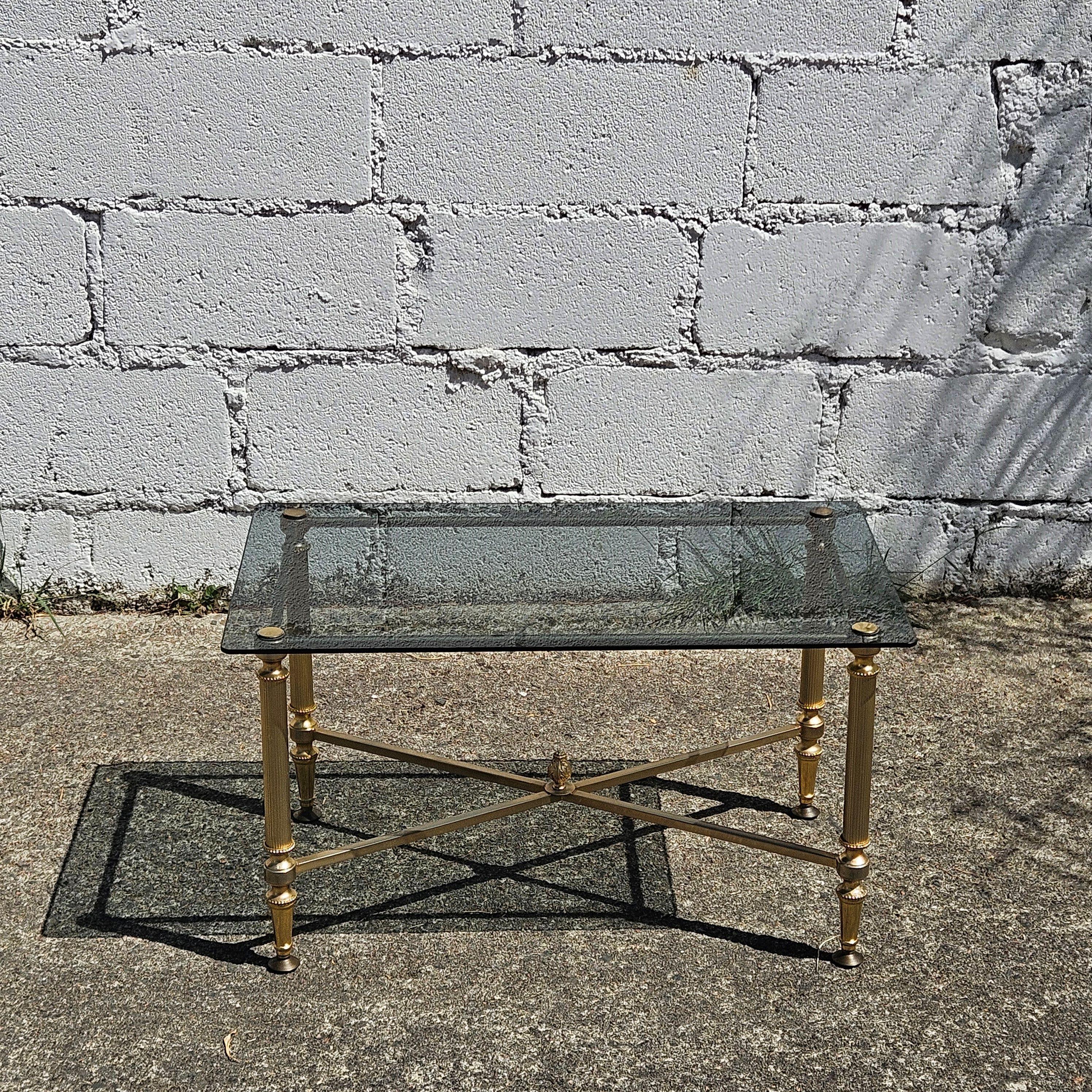 Vintage Französisch geräuchert Glas und Messing Couchtisch - Lounge Tisch - Maison Jansen Stil aus den 80er Jahren
Eleganter Coffee Table Style - die Glastischplatte ruht auf einem goldenen Messingrahmen mit den typischen filigranen Verzierungen -