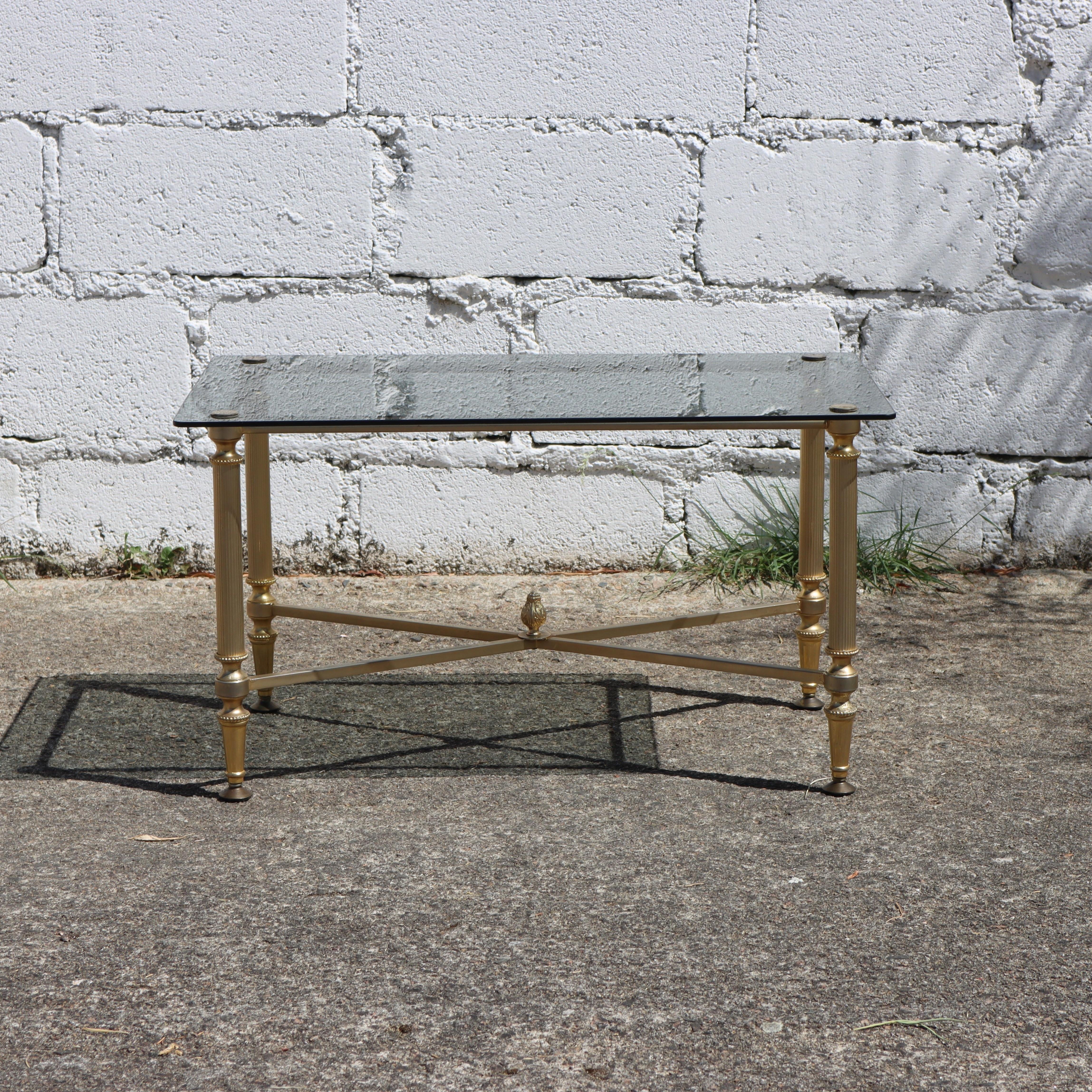 Französisch geräuchert Glas und Messing Couchtisch - Lounge Tisch - Regency Style - 80s (Gegossen) im Angebot