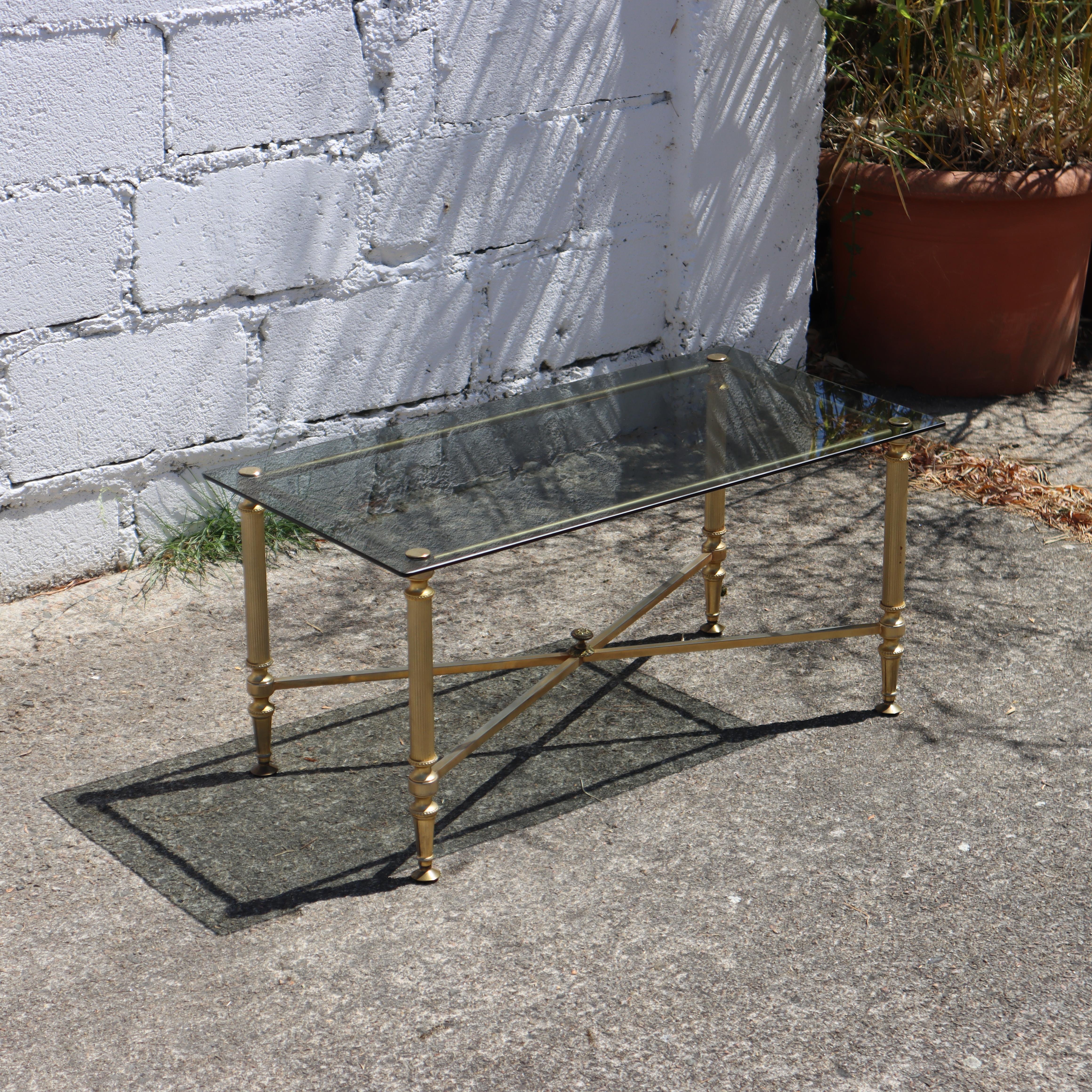 Tavolino da caffè francese in vetro fumé e ottone - Tavolino da salotto - Stile Regency - Anni '80 In condizioni buone in vendita a Bussiere Dunoise, Nouvel Aquitaine